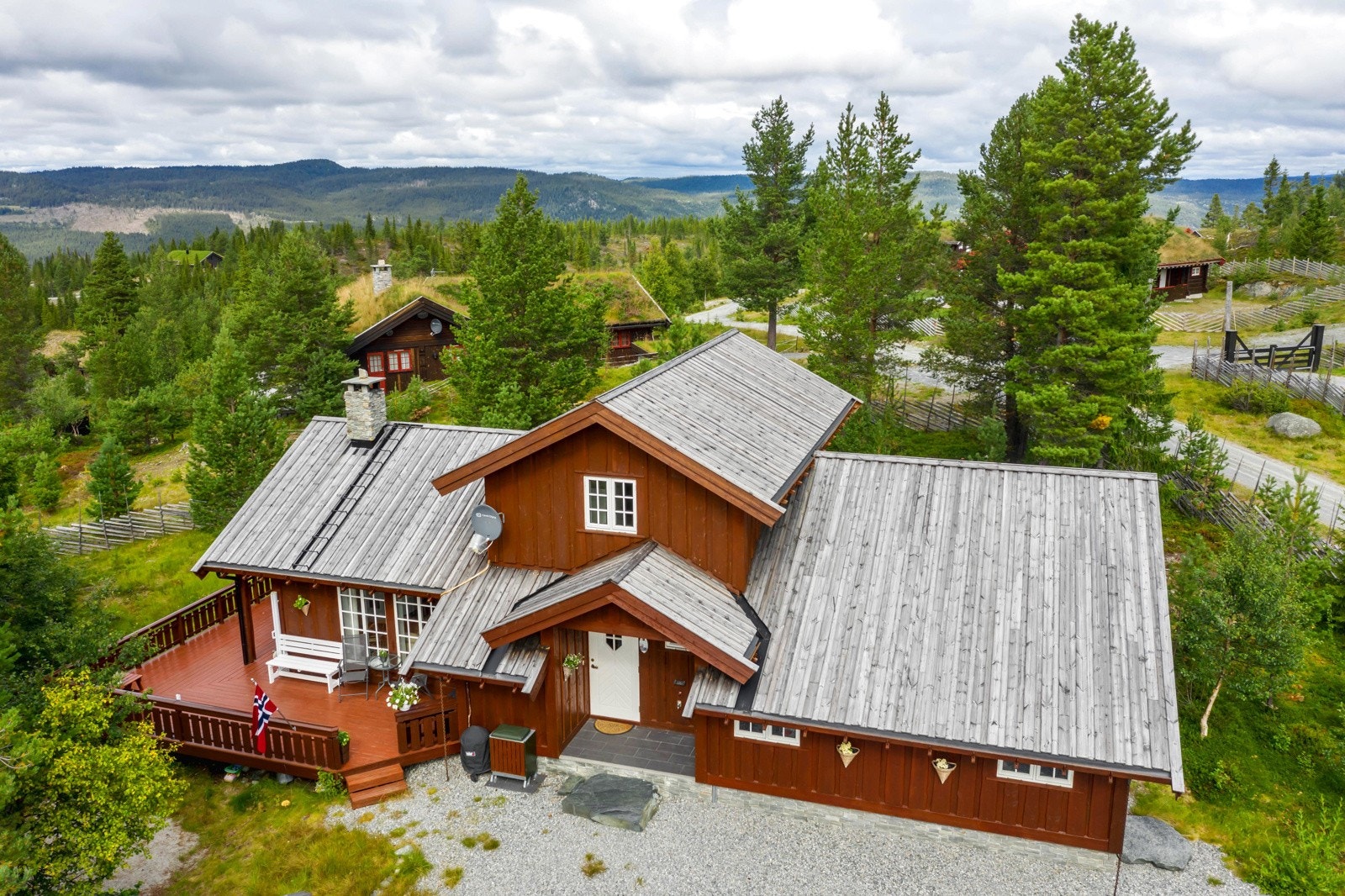 Eiendommen byr også på flott utsikt mot omkringliggende fjell. Galleribilde