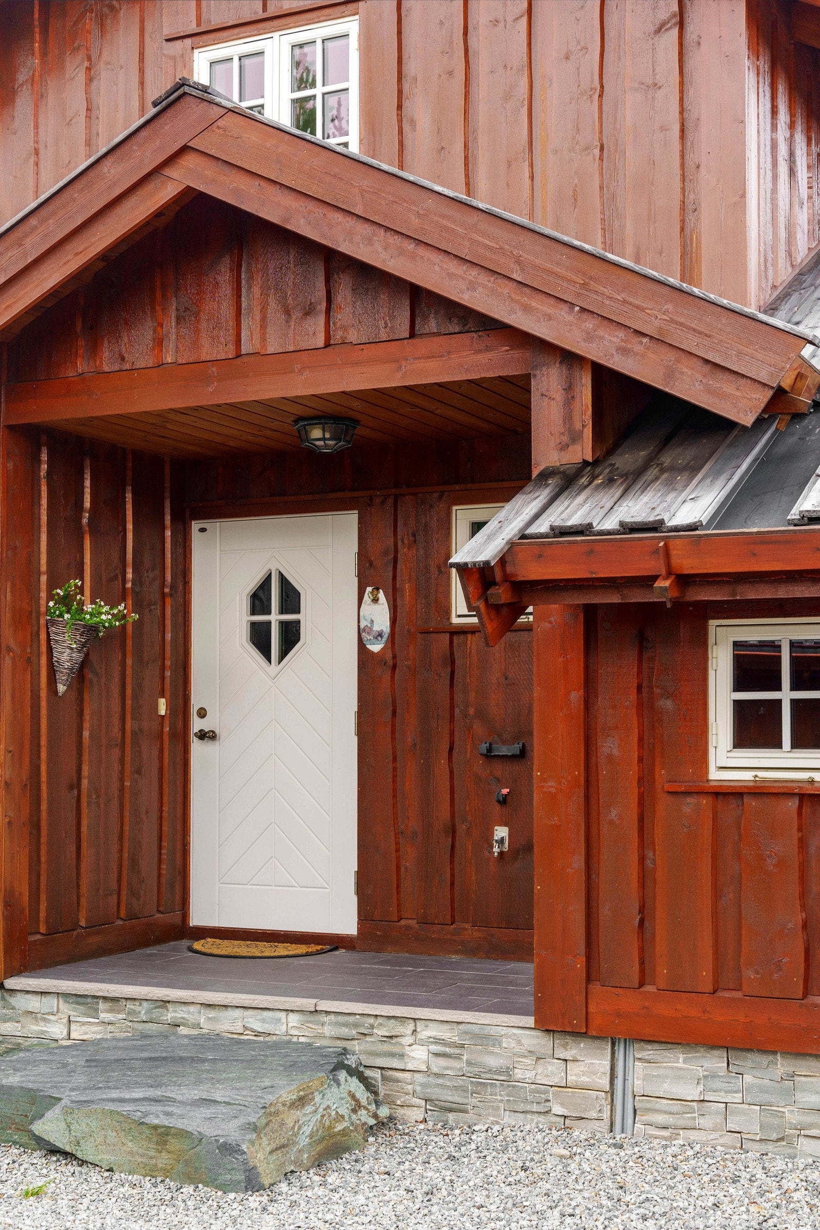 Her blir du møtt av et hyggelig overbygget inngangsparti. Galleribilde