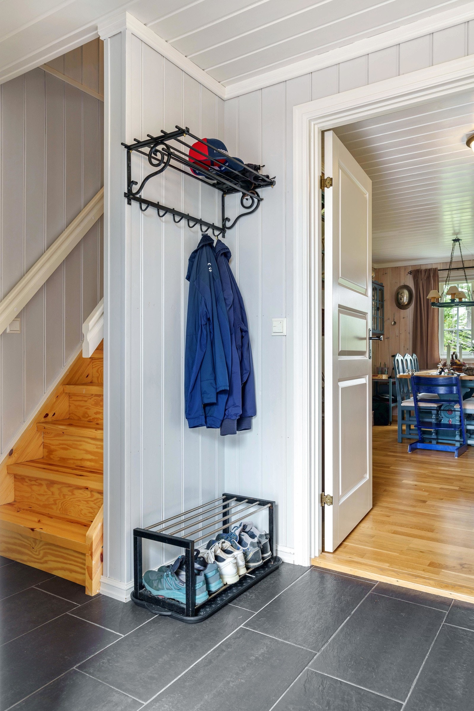 Fra entréen er det trapp opp til 2 etasje. Galleribilde