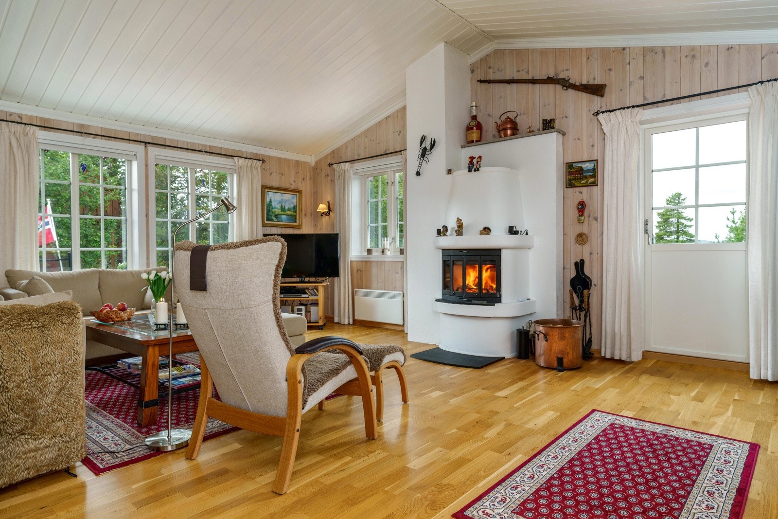 Stuen er romslig og har naturlig sone for sofagruppe. Galleribilde