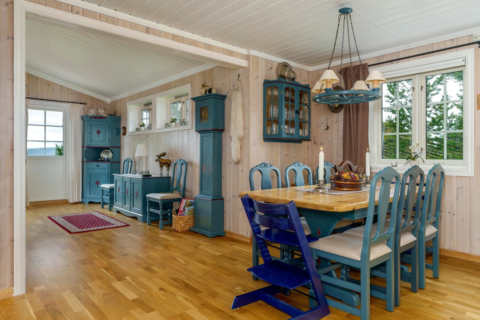 Spisestuen får en naturlig plassering ved kjøkkenet. Galleribilde