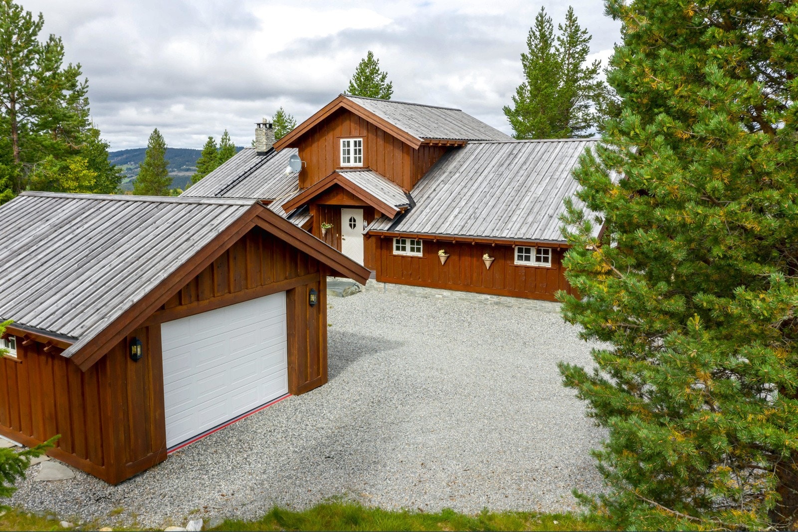 Det er garasje med plass til en bil, samt biloppstillingsplasser på egen tomt. Galleribilde