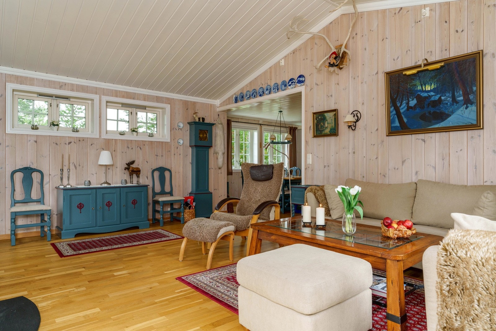 I stuen er det god takhøyde som skaper en luftig romfølelse. Galleribilde