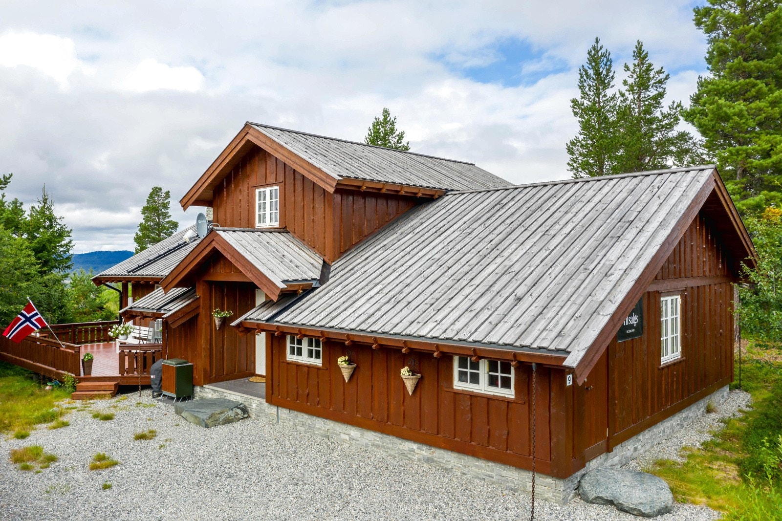 Lys og koselig hytte oppført i 2008 med praktisk planløsning over to plan. Galleribilde