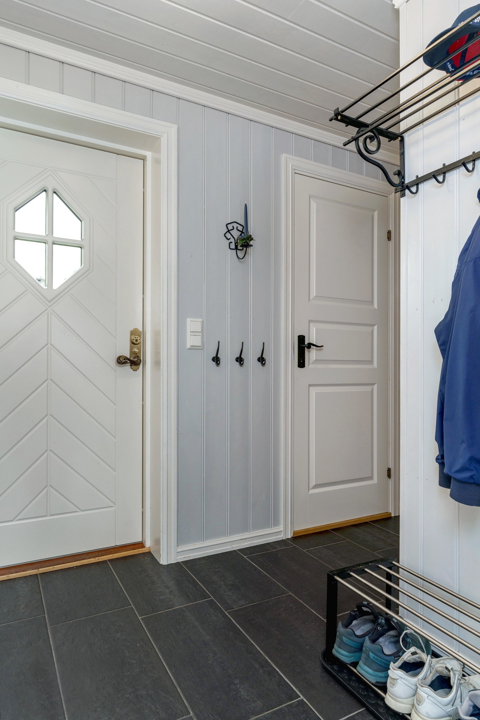 Romslig entré med god plass til ytterklær og sko. Galleribilde