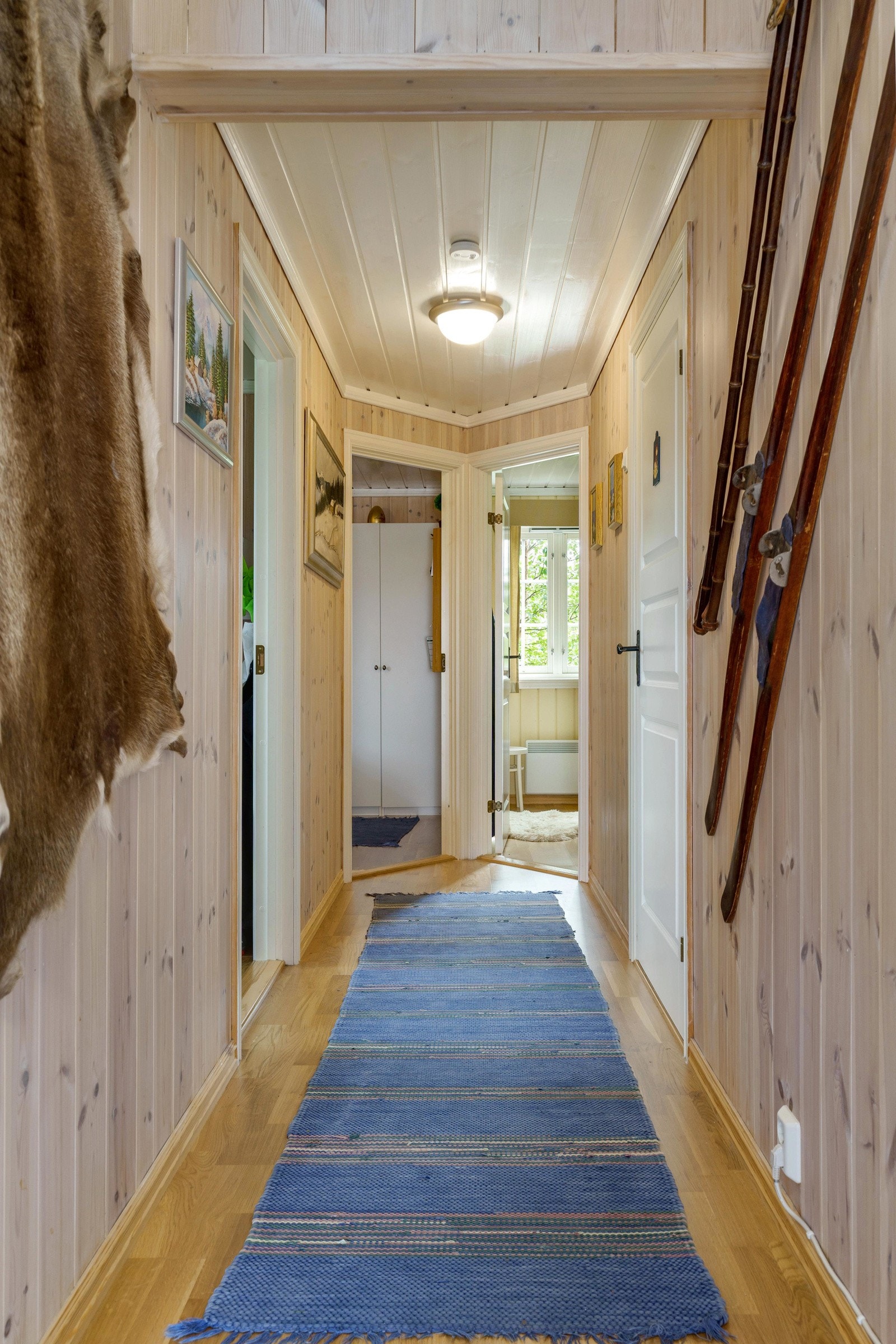 Hytta er bygget med flotte materialer og med god håndverksmessig utførelse der hele leveransen kommer fra lokale håndverkere. Galleribilde