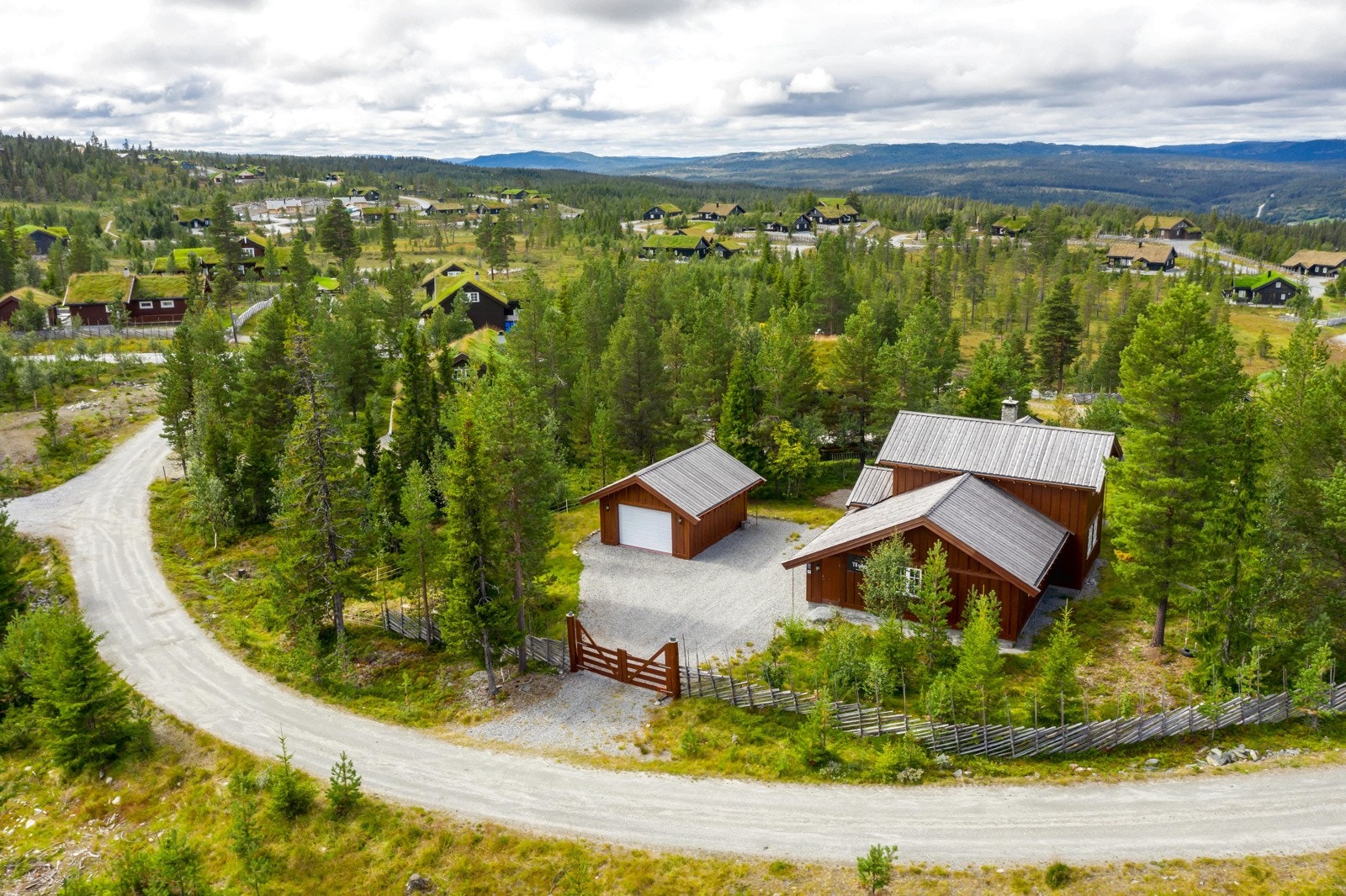 Eiendommen er beliggende ca. 905 moh, pent opparbeidet og inngjerdet med skigard og port. Galleribilde
