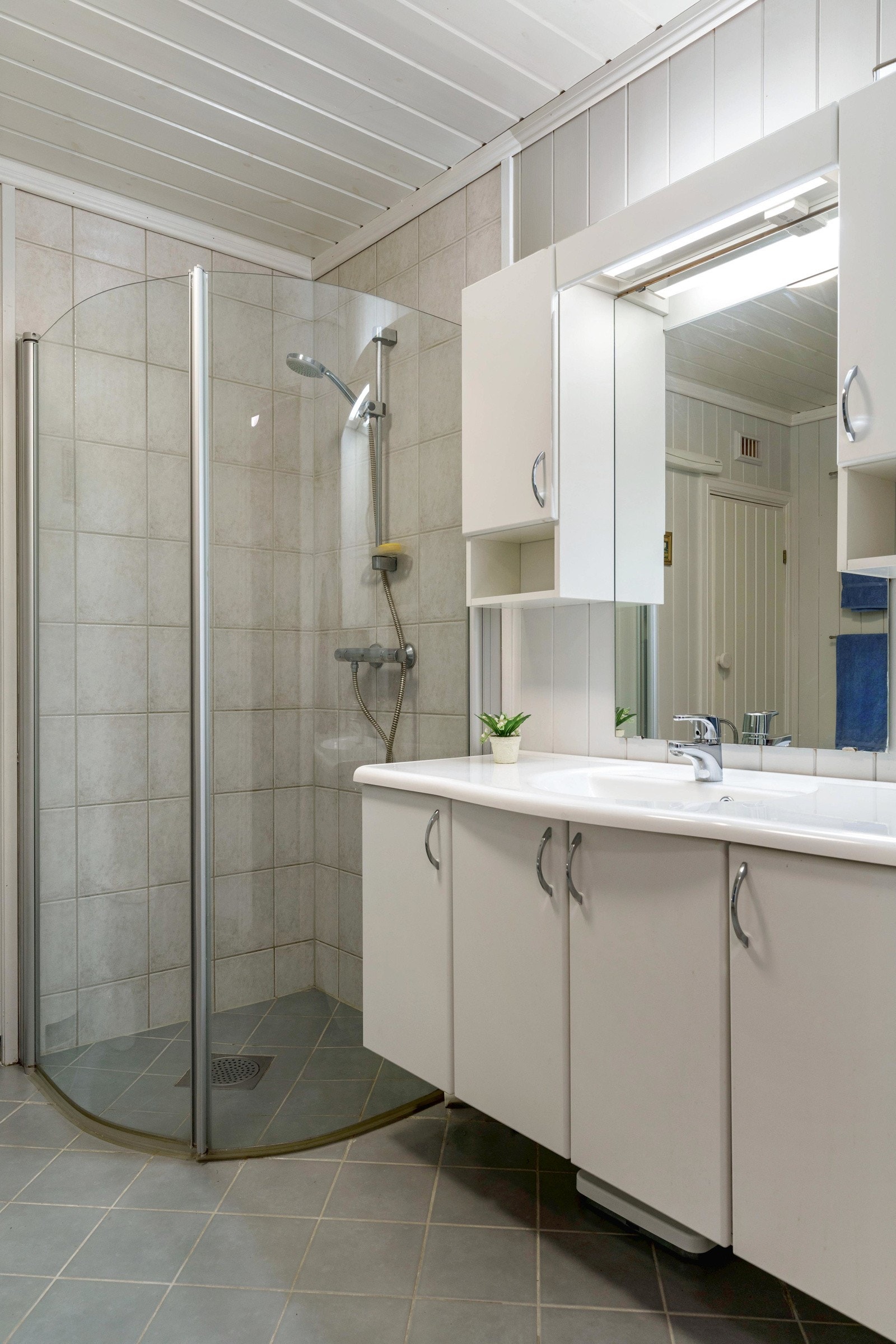 Baderommet er oppført i 2008, med fliser på gulv og vegger i dusjsone og panel på øvrige vegger og himling. Galleribilde