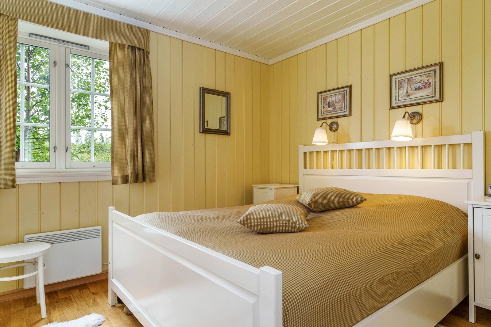 Det er totalt fire gode soverom i hytta, med sengeplass til 11 personer. Galleribilde