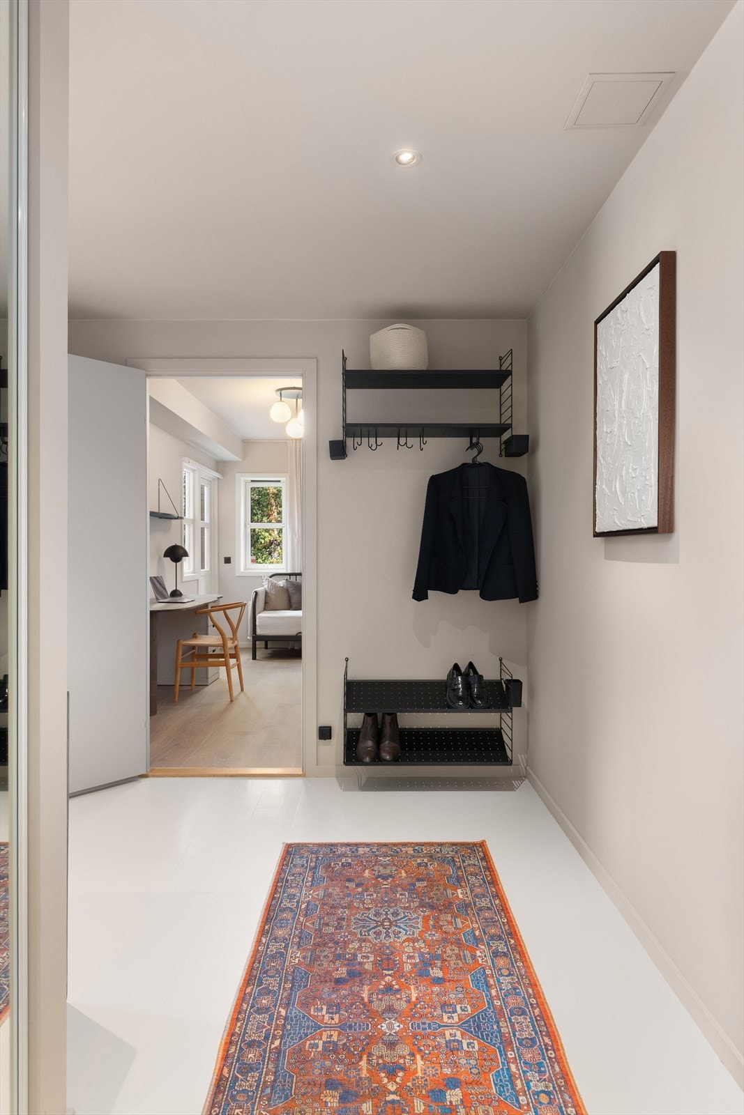 Innbydende entré/gang med god oppbevaringsplass Galleribilde