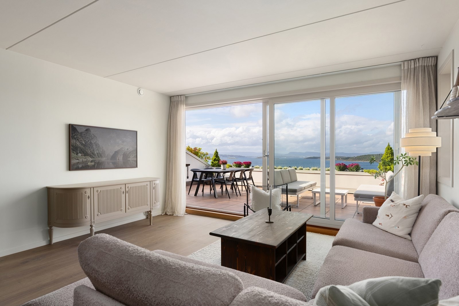 Boligen har en praktisk åpen kjøkken-stueløsning Galleribilde