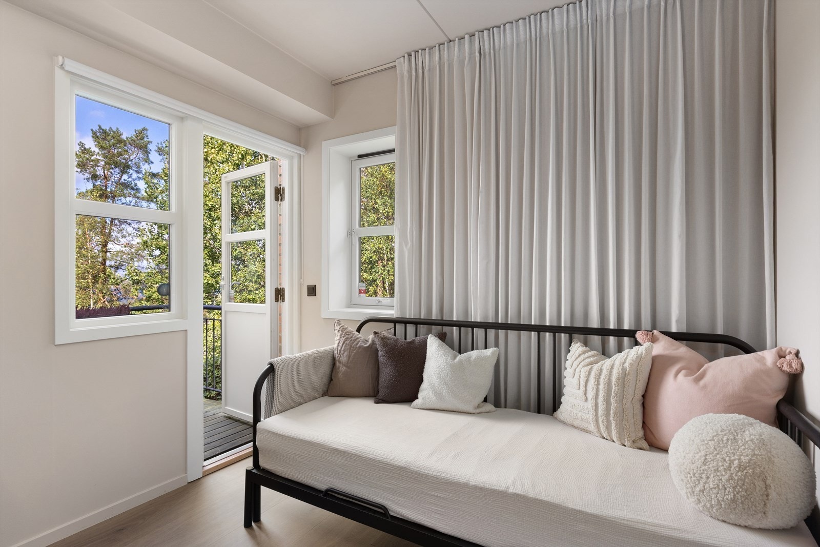Soverommet har en egen balkong på 3 kvm Galleribilde