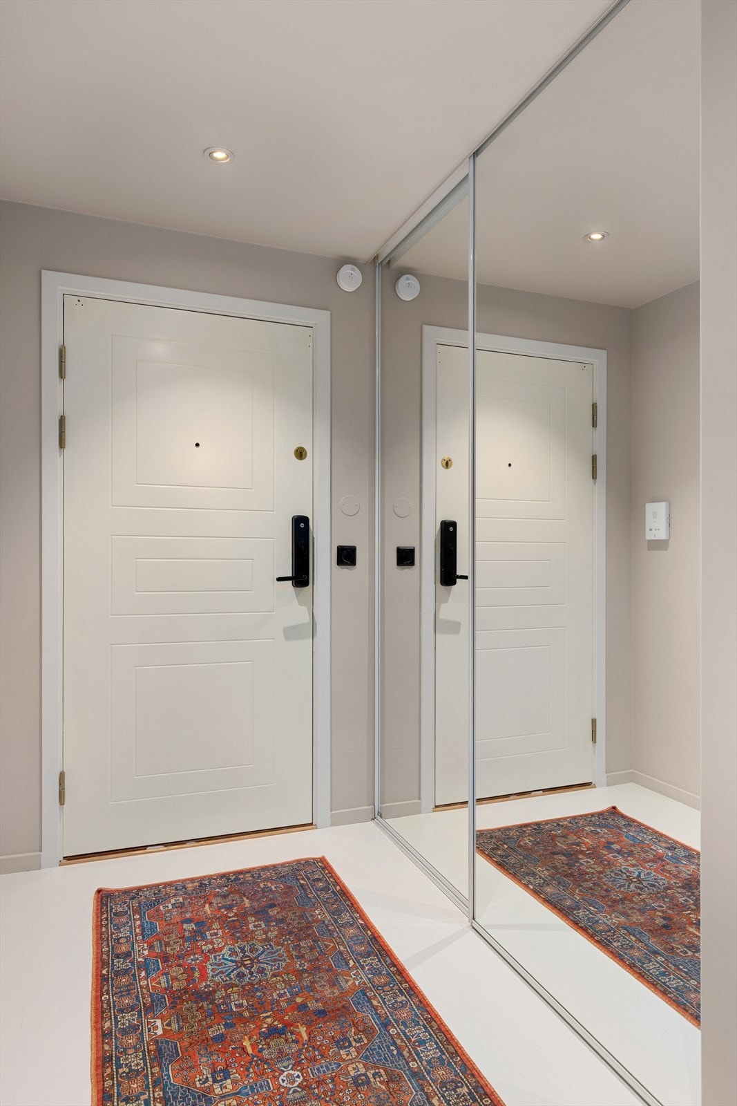 Her er det plass til å henge fra seg yttertøy Galleribilde