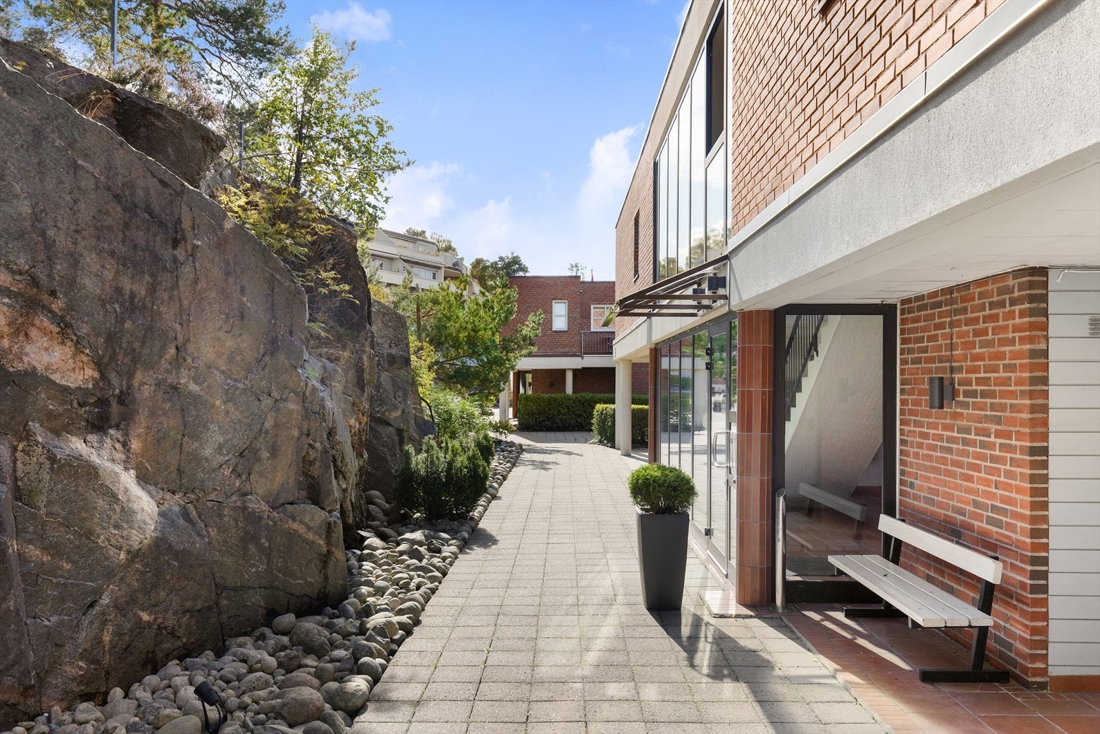 Leiligheten ligger i byggets 1. etasje og har trappefri adkomst Galleribilde