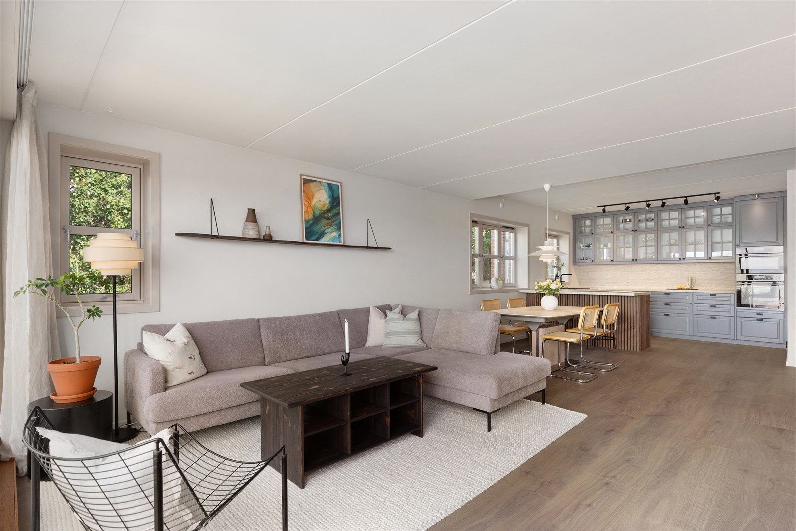 I stuen har man plass til både sofagruppe og spisebord Galleribilde