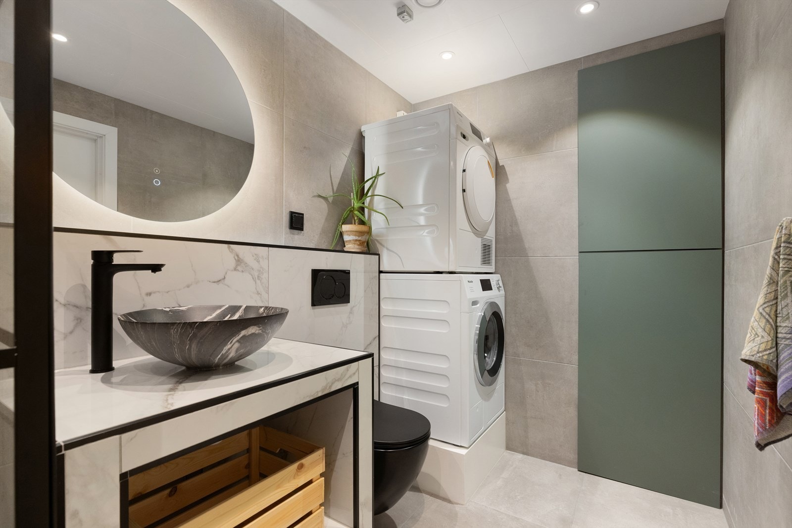 Badet ble oppgradert i 2021 og har varmekabler i gulv og opplegg for vaskemaskin. Galleribilde