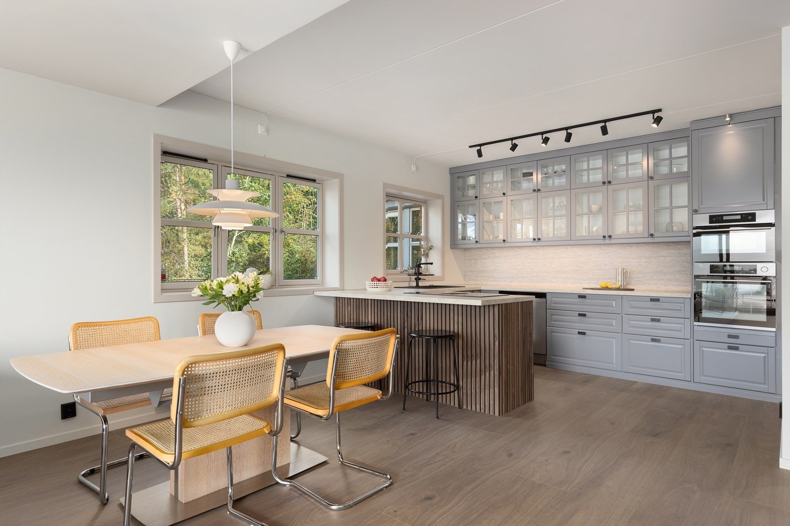 Kjøkkenet er formen i en praktisk L-form med en praktisk barløsning Galleribilde