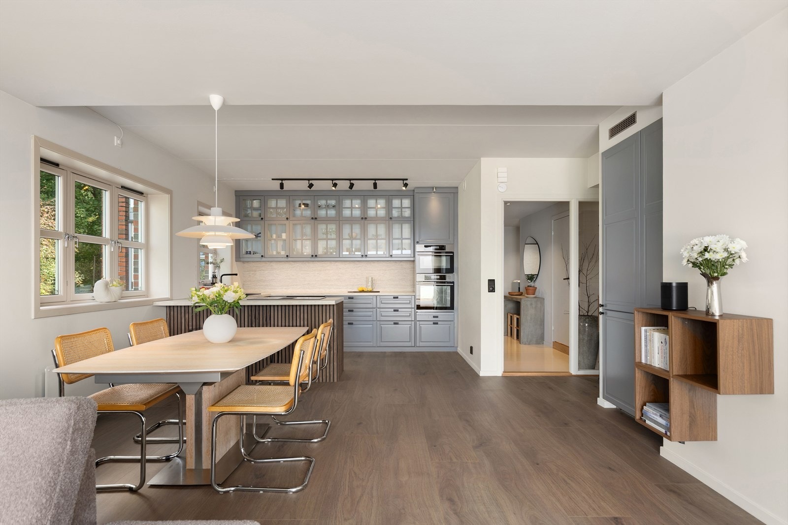 Det er varmefolie i gulvet i stue og kjøkken som sørger for god gulvvarme, også på kalde vinterdager Galleribilde