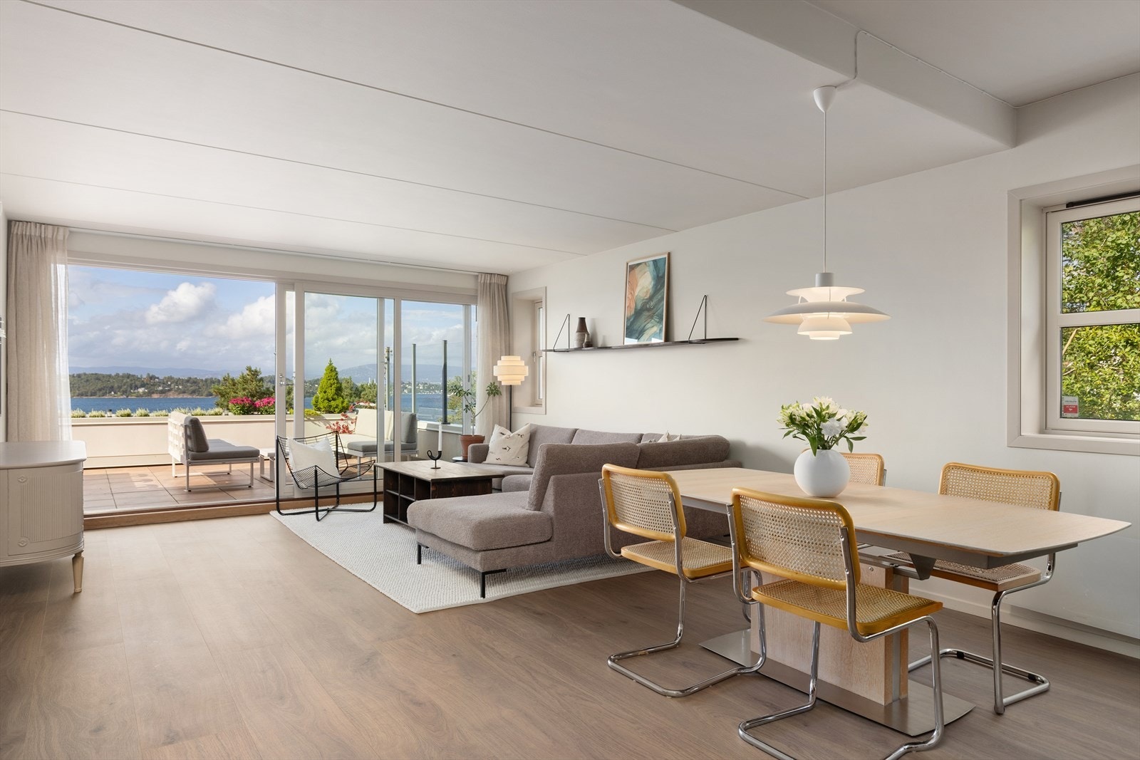 Stor og lys stue med gode vindusflater Galleribilde