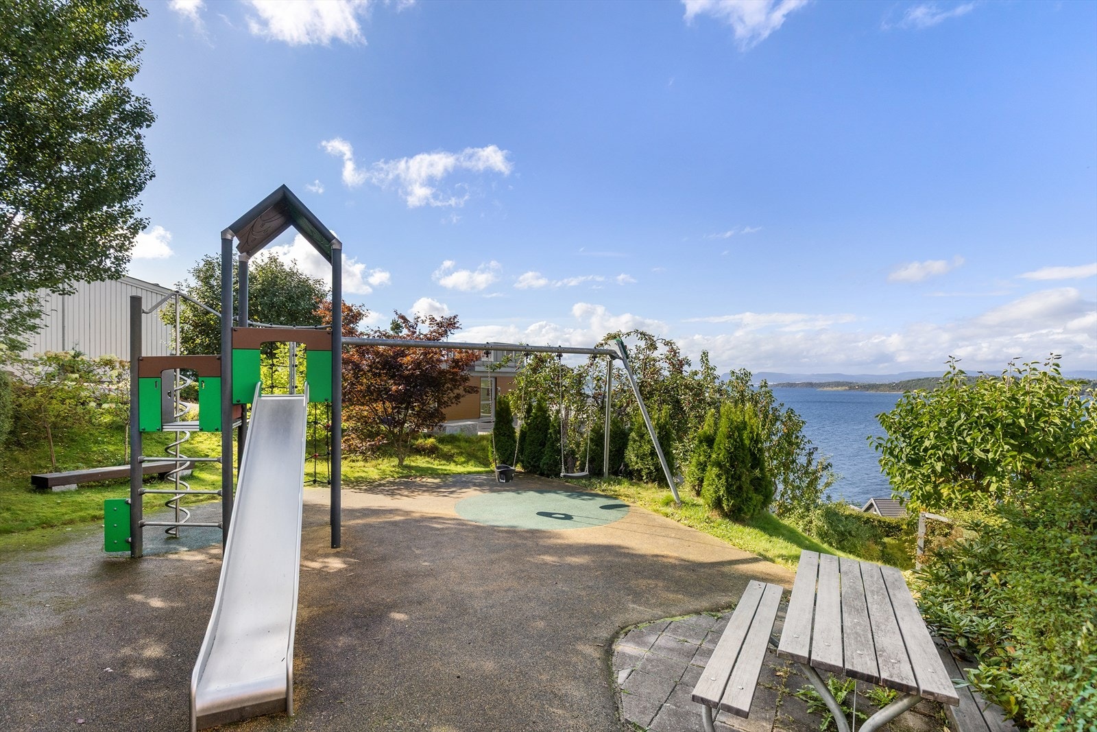 Lekeplass på fellestomten Galleribilde