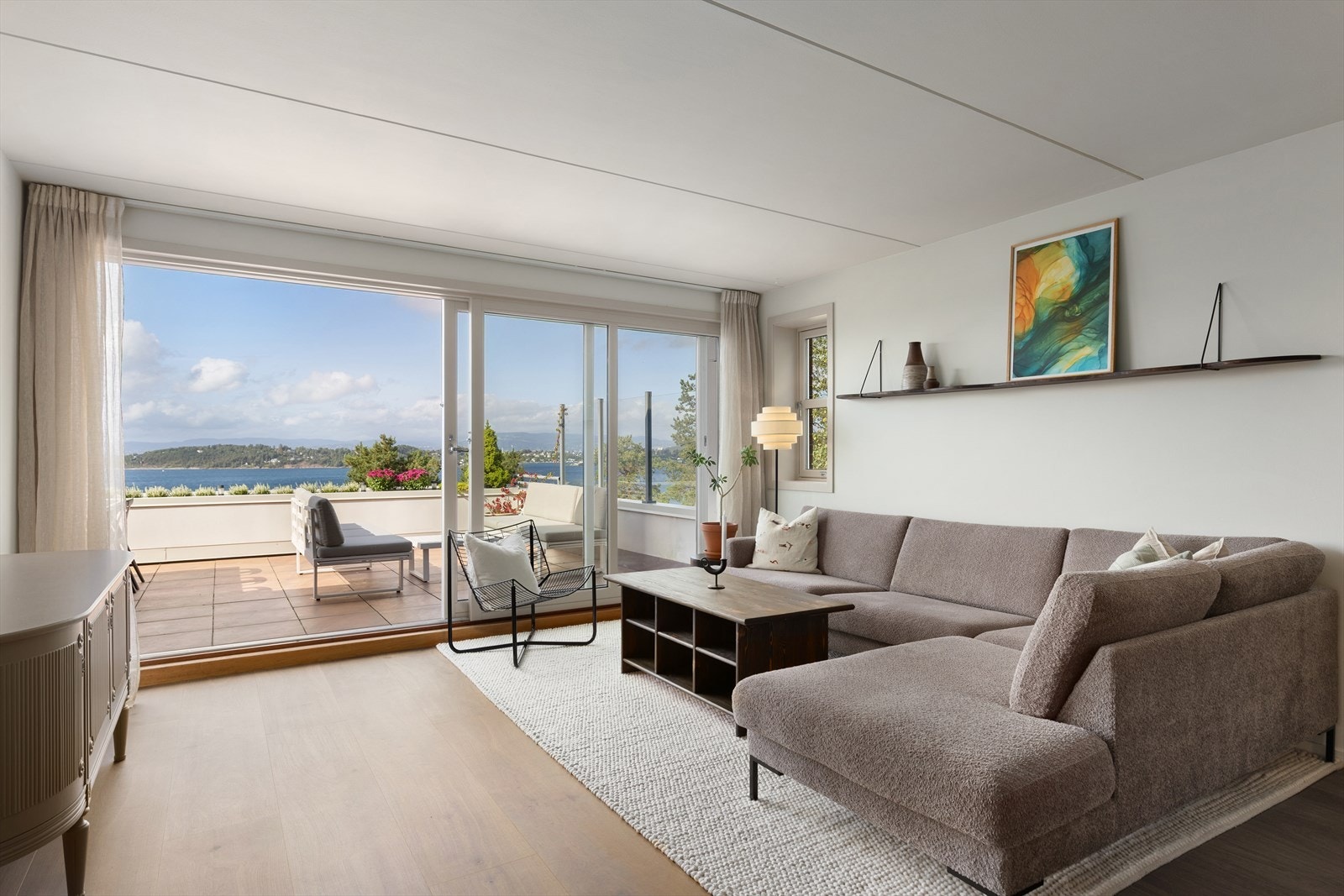 Adkomst til boligens fantastiske terrasse fra stuen Galleribilde