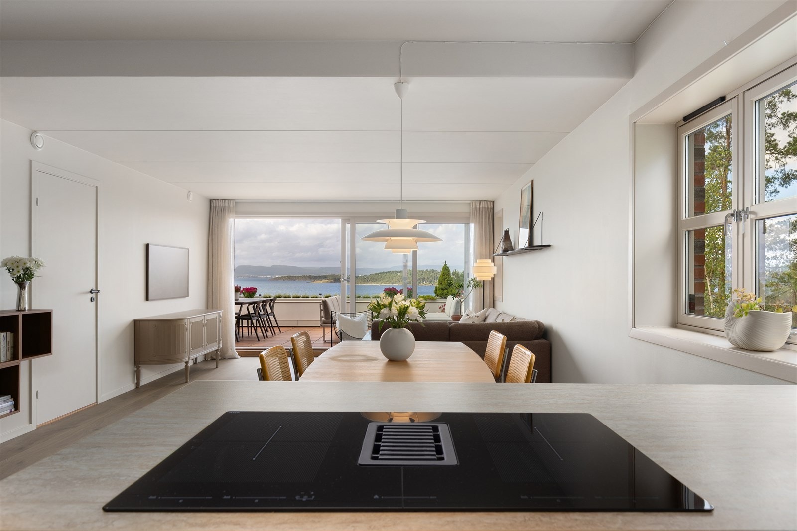 Den helt fantastiske utsikten kan man også se fra kjøkkenet under matlagingen Galleribilde