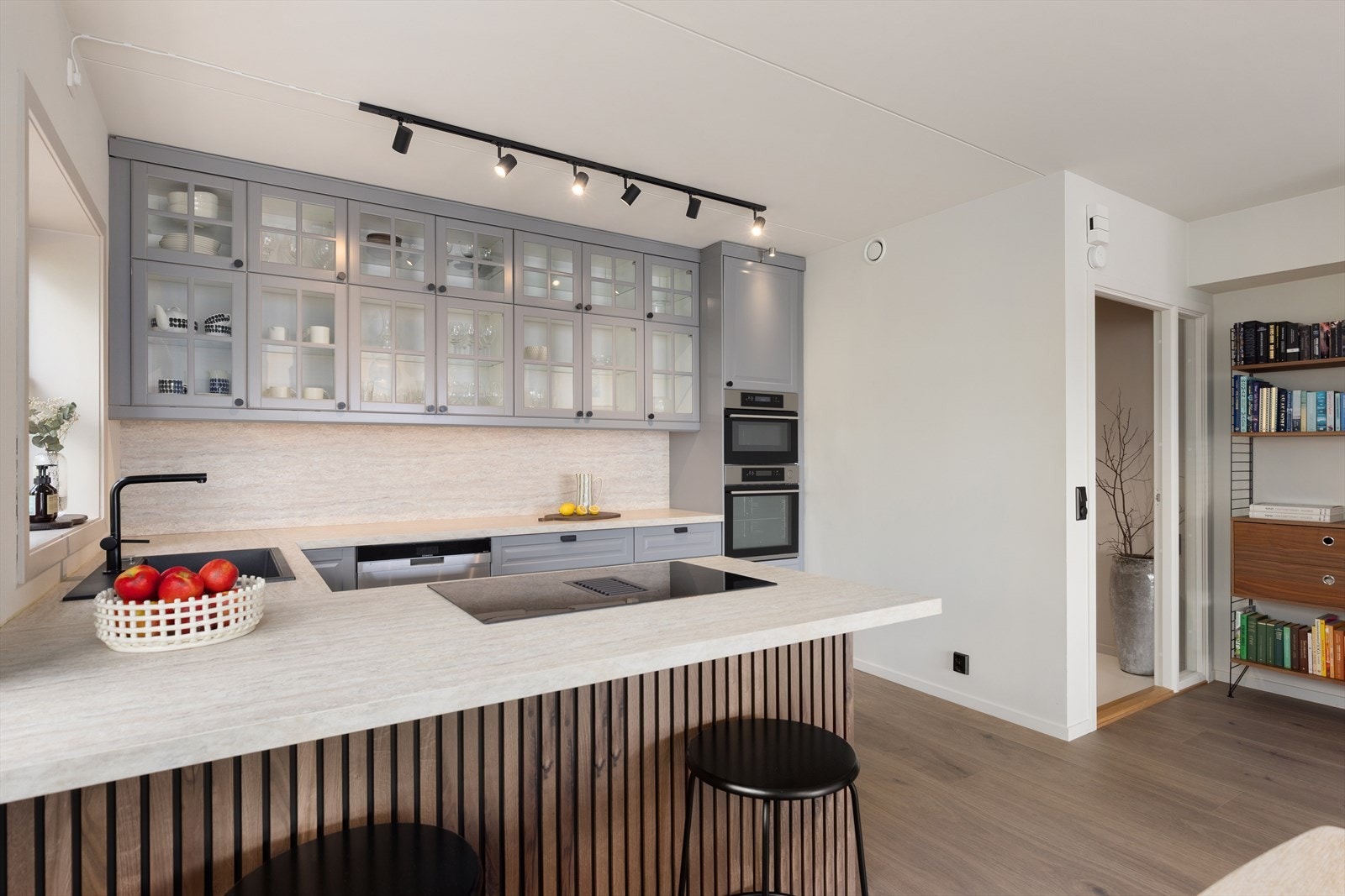 Kjøkkenet ble oppgradert i 2017 og 2023 og har et fint, tidløst design Galleribilde