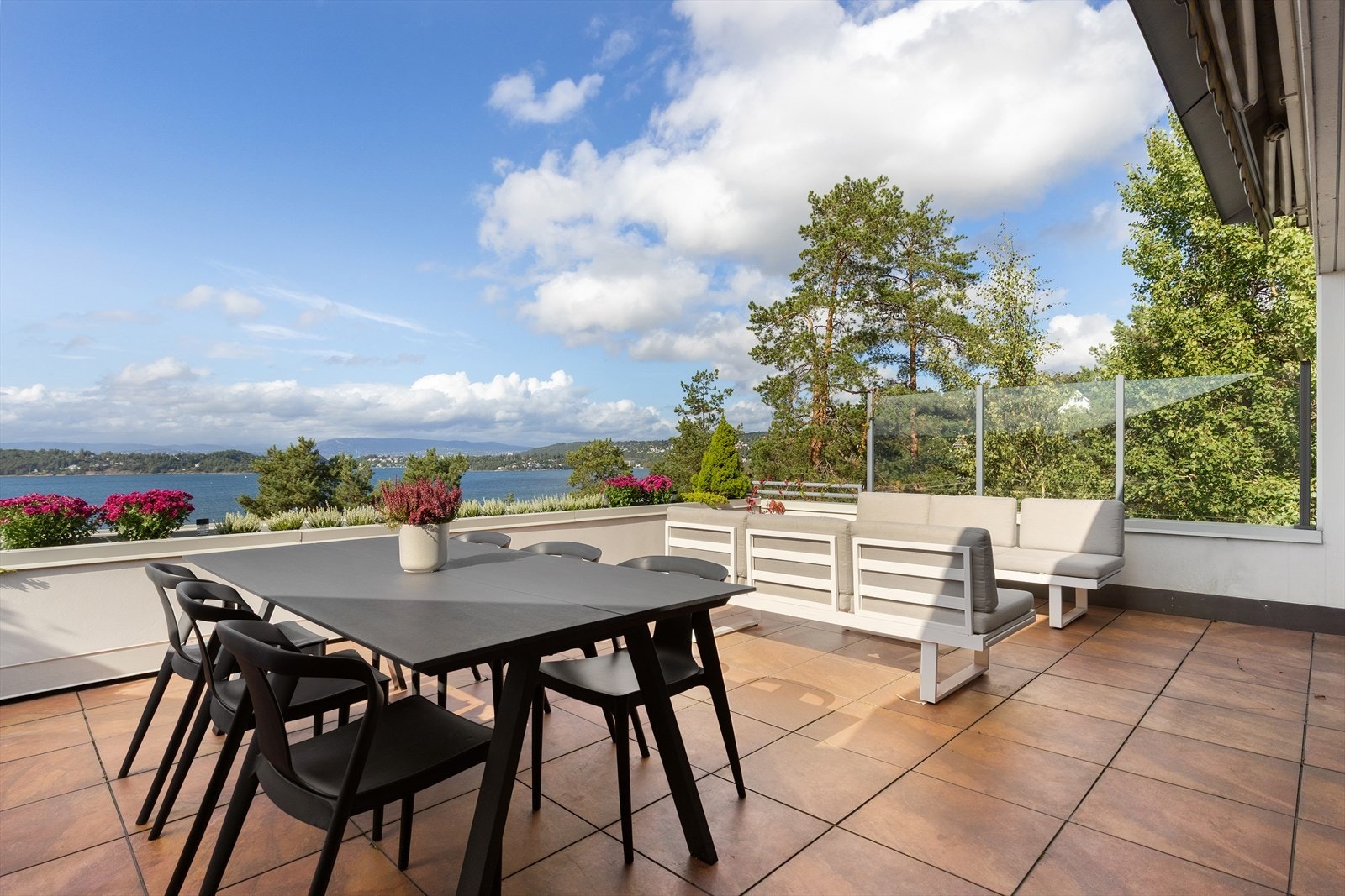 Svært gode solforholdhele dagen til sen kveld som kan nytes med en enestående utsikt! Galleribilde