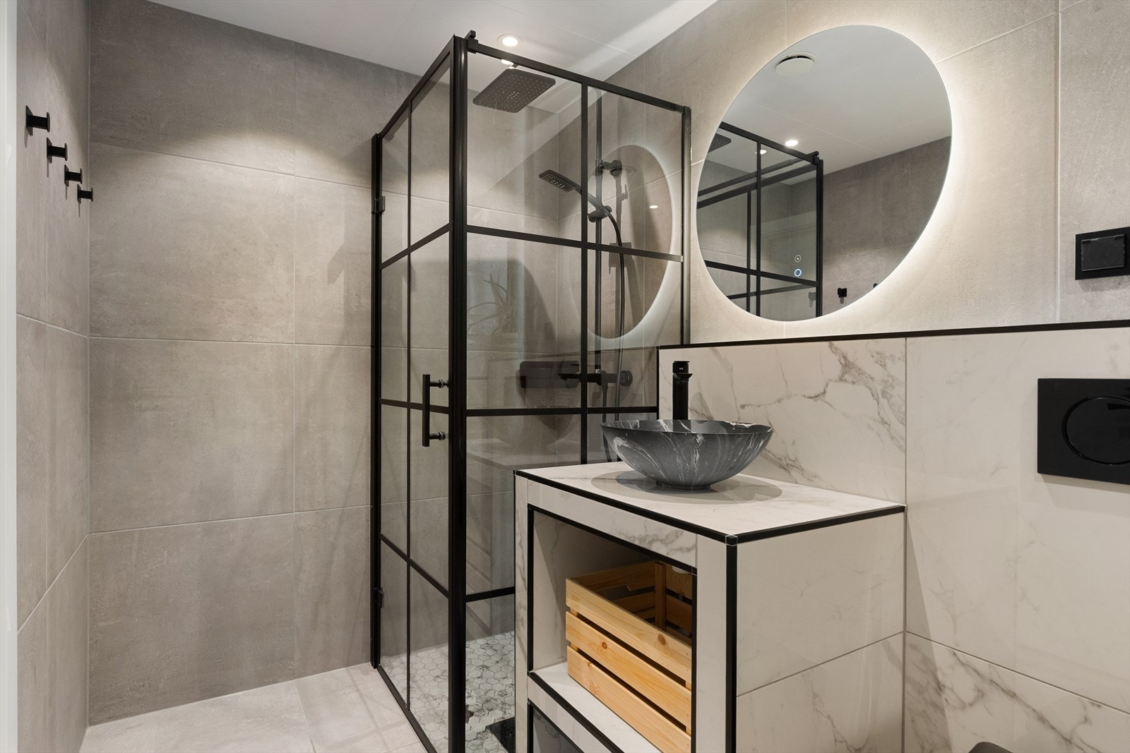 Bad med flislagte gulv- og veggflater. Mosaikk i dusjsone er nå byttet ut ifbm. oppgradering av badet etter at bilde ble tatt. Galleribilde