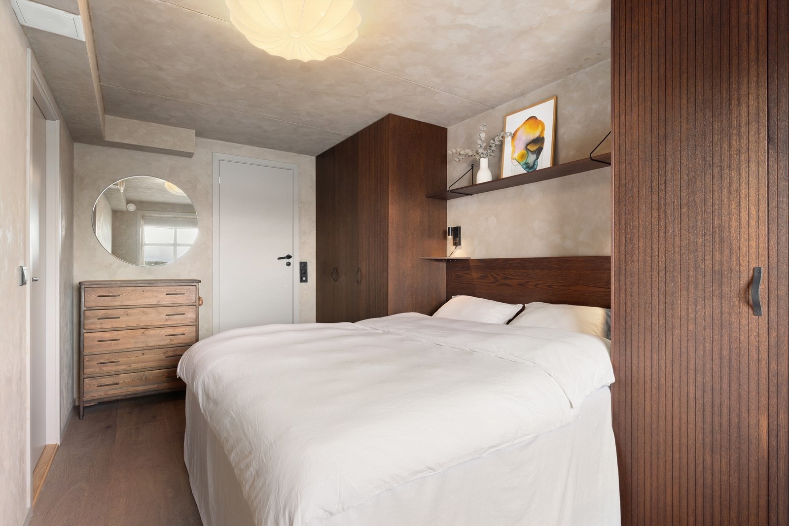 Her er det god plass til stor seng, garderobeløsning, skrivebord, etc. Det er også tilknyttet et eget bad Galleribilde