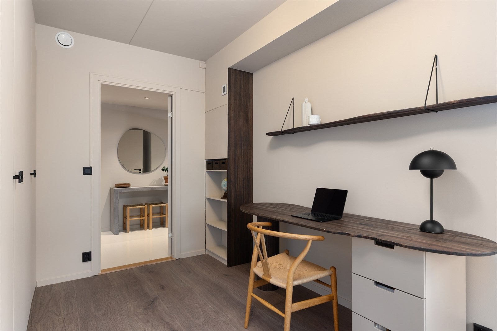 Her er det god plass til seng, skrivebord, garderobeløsning, etc Galleribilde