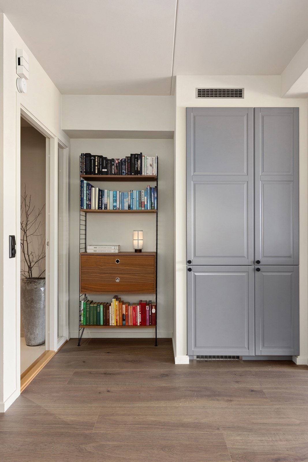 Boligen har praktiske løsninger som sørger for god oppbevaringsplass Galleribilde