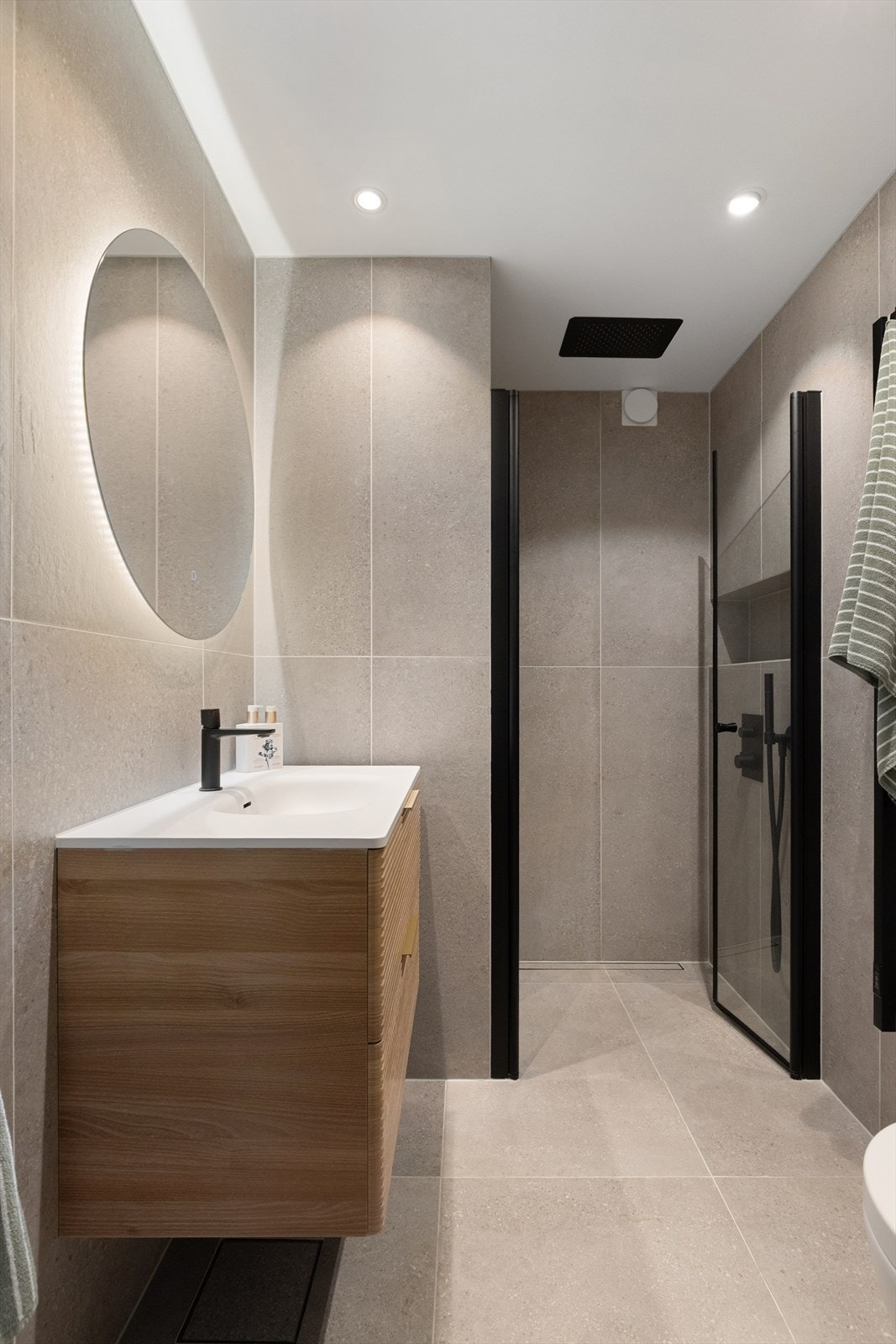 Badet ble oppusset i 2024 og har et moderne design Galleribilde