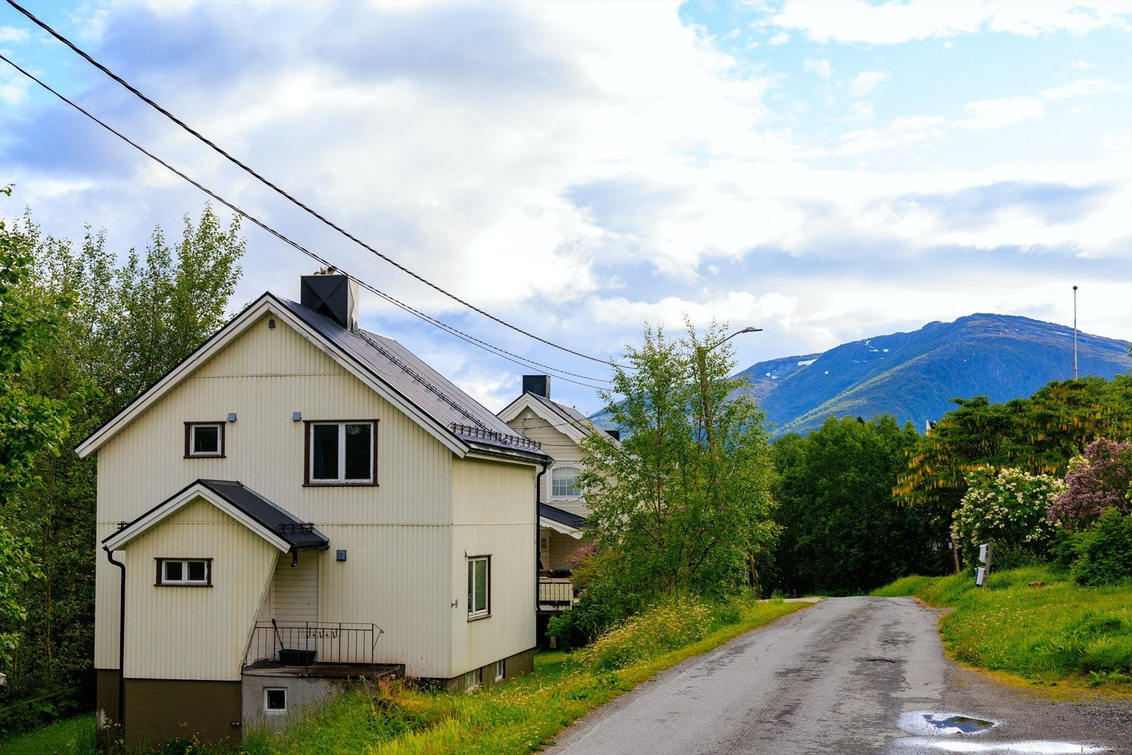 Enebolig over tre plan i rolig og barnevennlig område sentralt i Kjøpsvik. Galleribilde