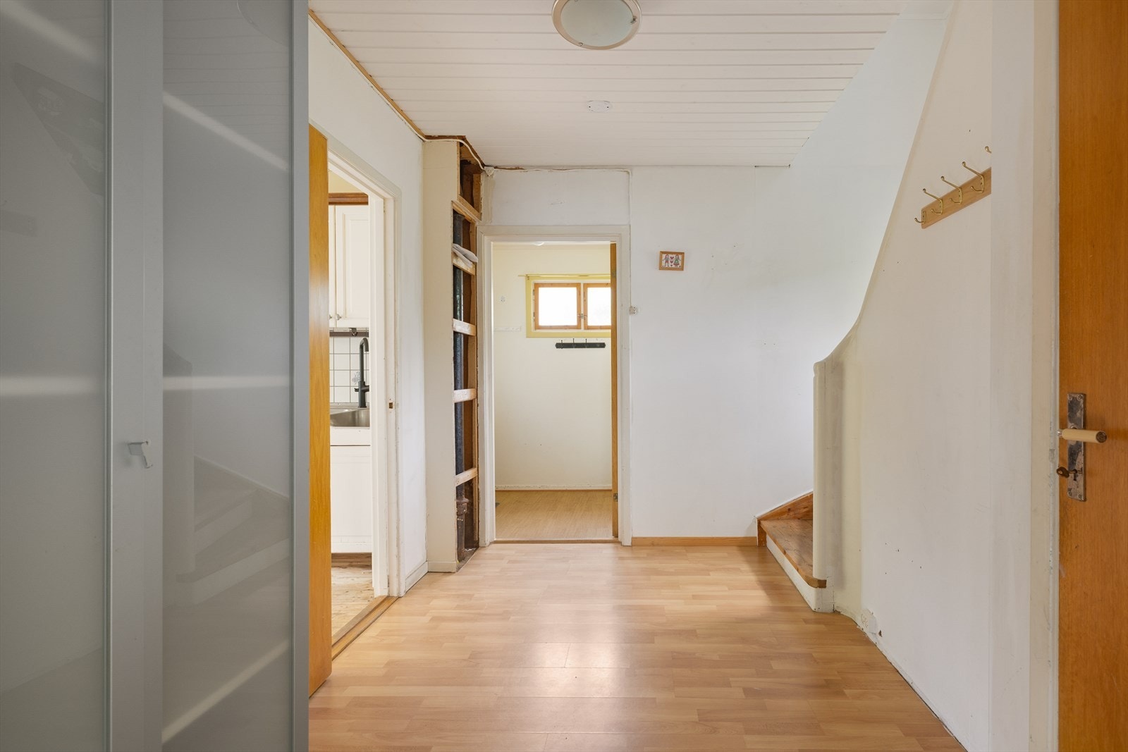 Entre etterfulgt av romslig gang med god plass til å henge i fra seg. Galleribilde