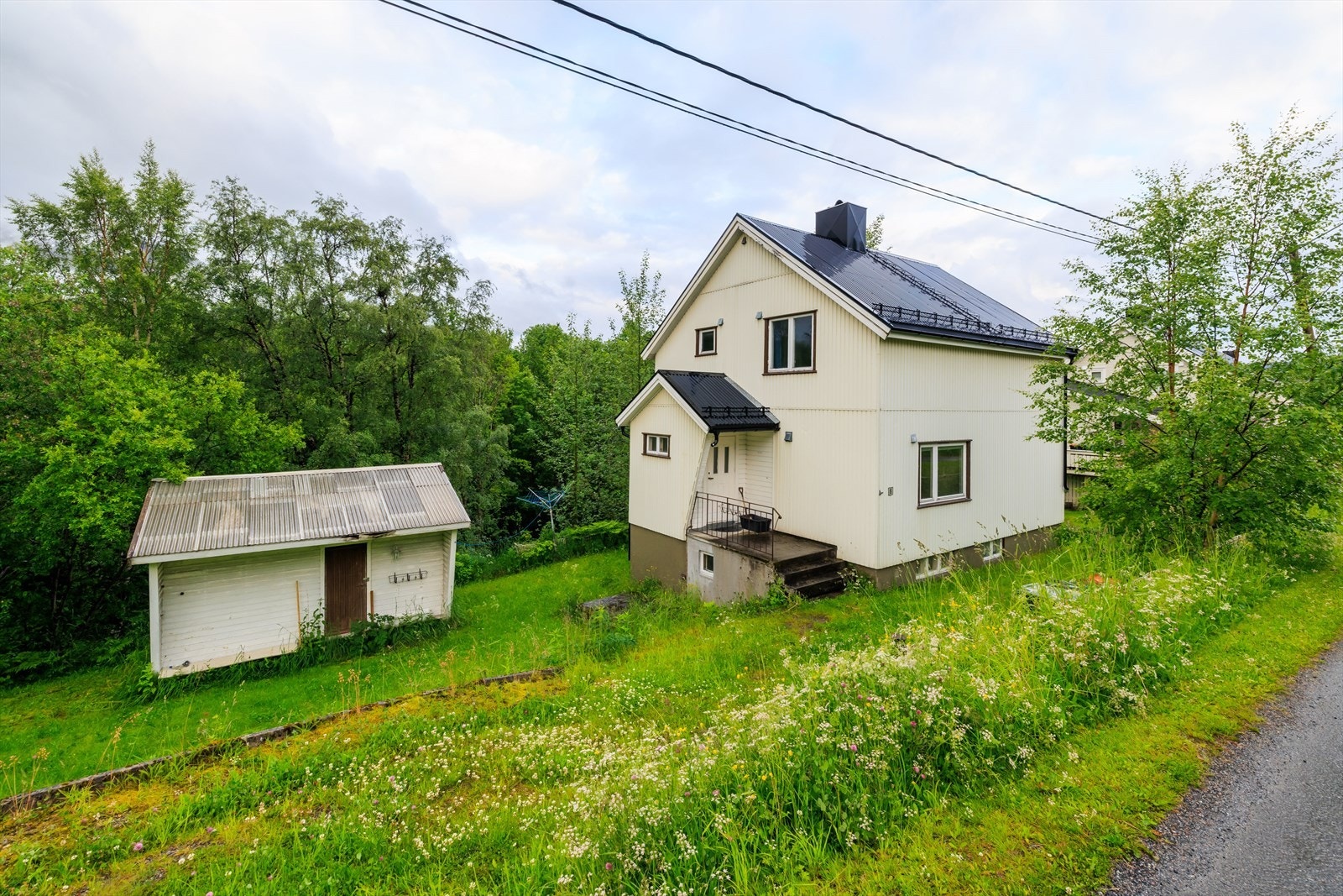 Kort vei til både skole, barnehage og dagligvare. Galleribilde