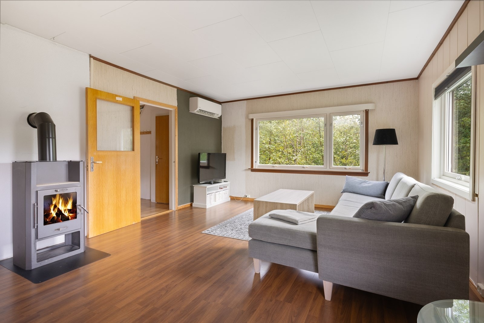 Stuen har vedovn og varmepumpe. Galleribilde
