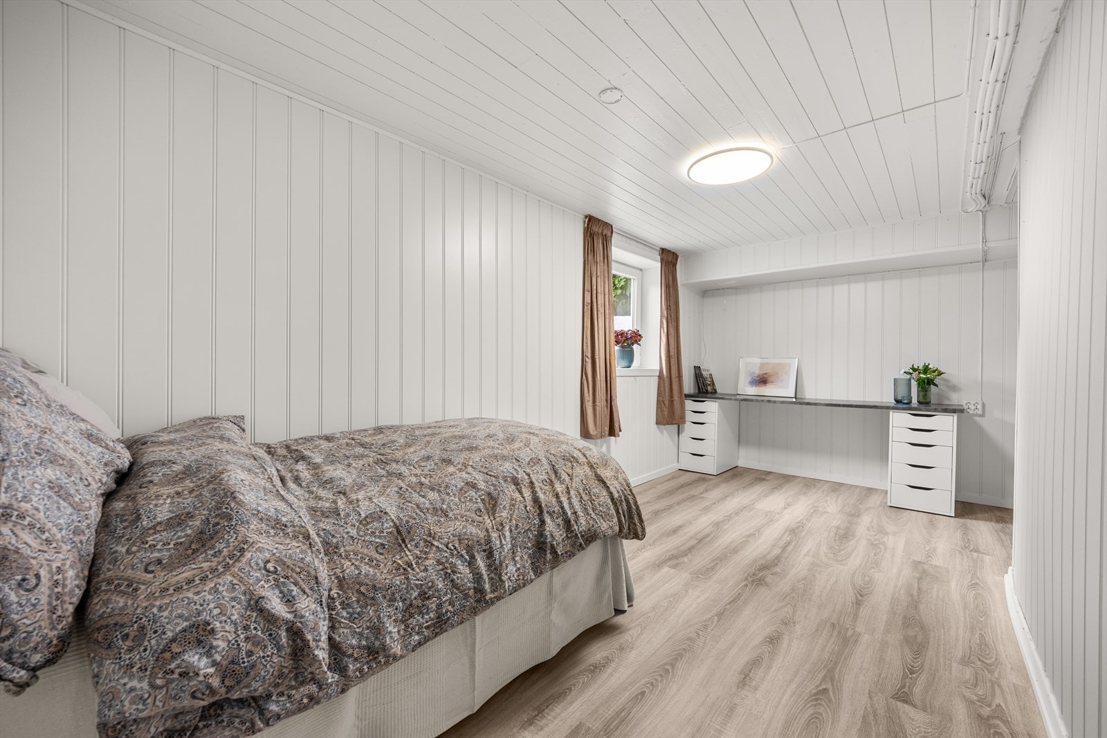 Rom innredet som soverom - ikke byggemeldt/godkjent som rom for varig opphold (dog satt inn nye vinduer for enkel rømning) Galleribilde