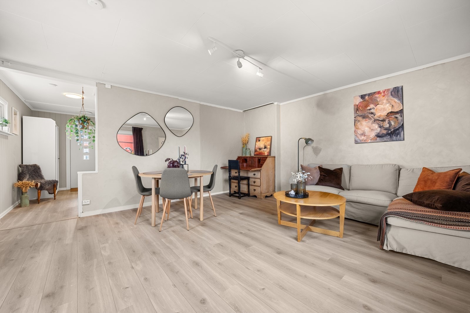 Lys og fin stue med gode møbleringsmuligheter Galleribilde