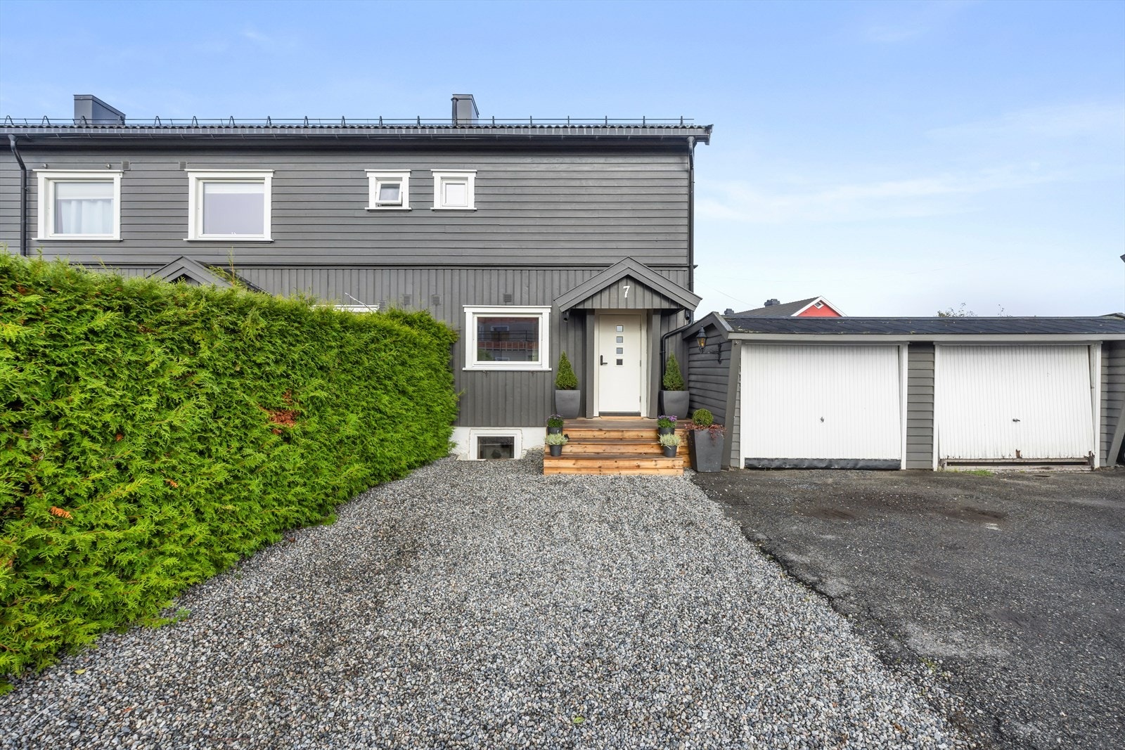 Huset har godt med parkeringsmuligheter, både i gårdsplass og garasje Galleribilde