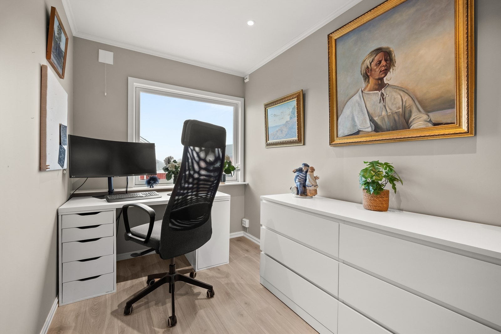 Denne delen av gangen var tidligere byggemeldt som et tredje separat soverom, og selger kan etter ønske fra kjøper etablere vegg igjen her for ekstra soverom før overtagelse Galleribilde