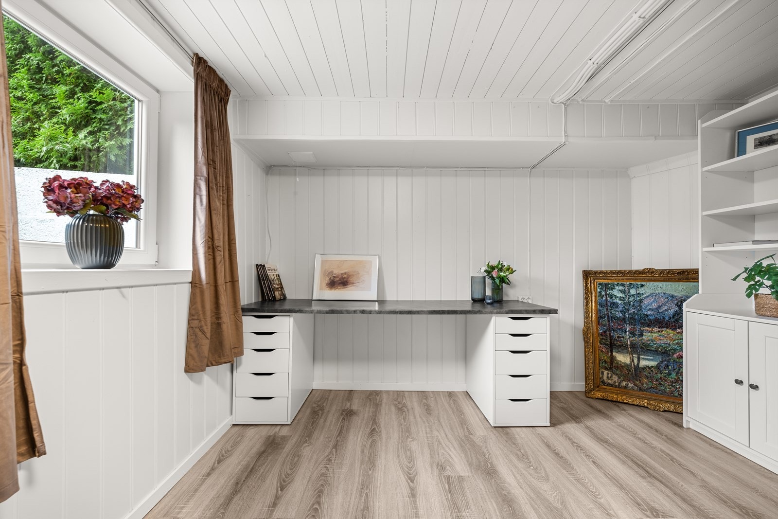 Rom innredet som soverom - ikke byggemeldt/godkjent som rom for varig opphold (dog satt inn nye vinduer for enkel rømning) Galleribilde