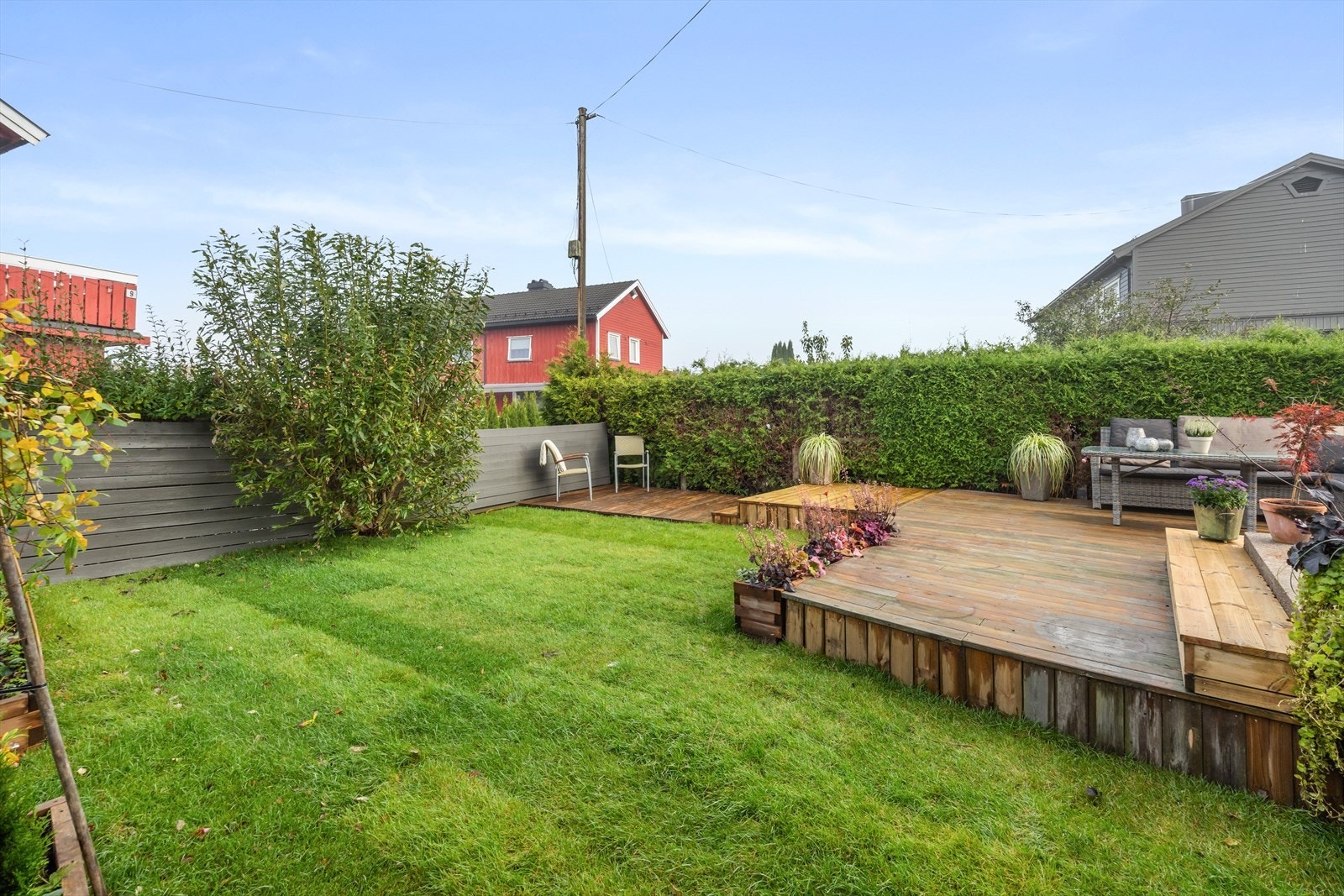 Pent opparbeidet hage med fine uteplasser for små og store Galleribilde