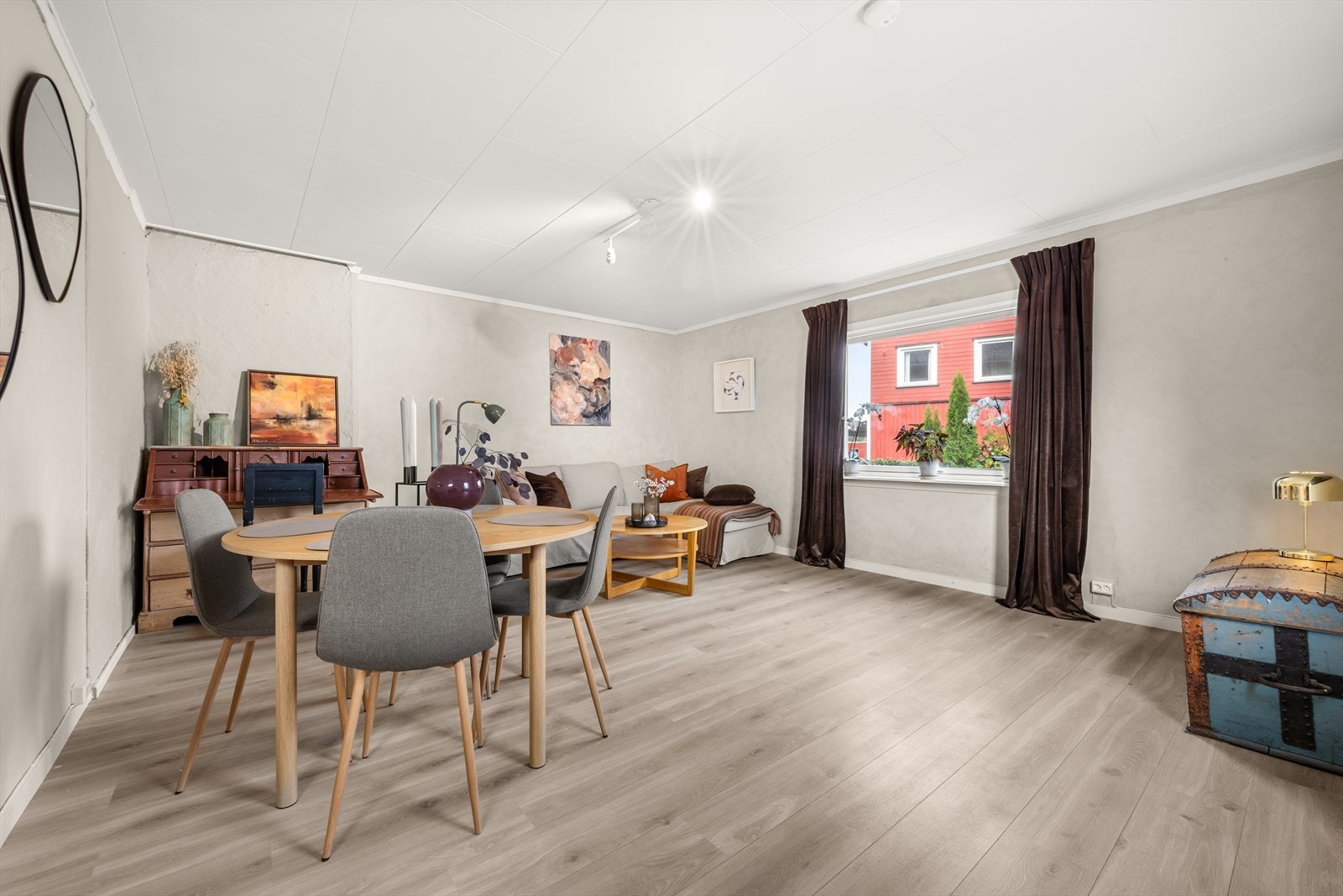 God plass for både sofa og spisemøblement Galleribilde