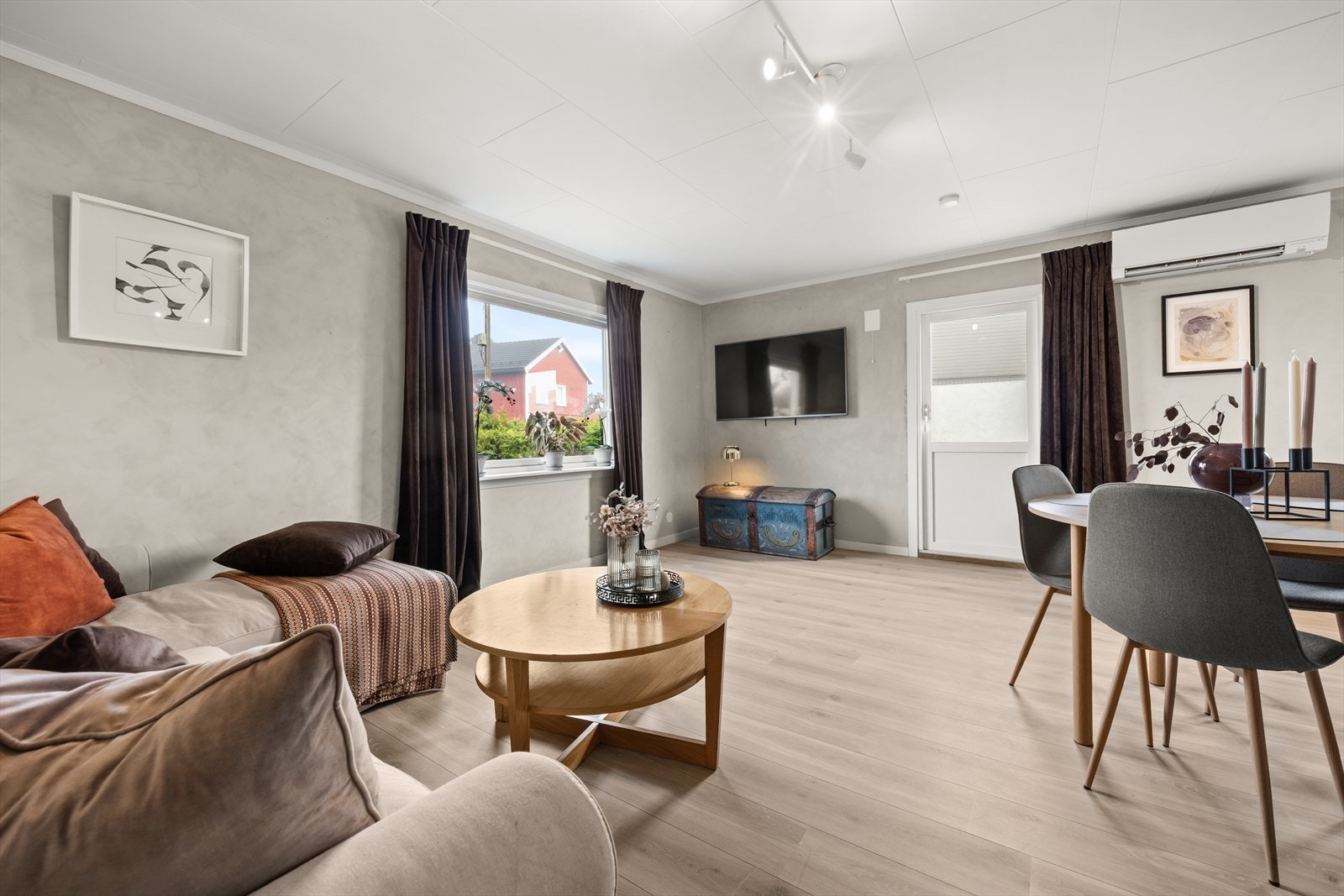 Fra stuen er det utgang til hage - det er ogå etablert varmepumpe her Galleribilde