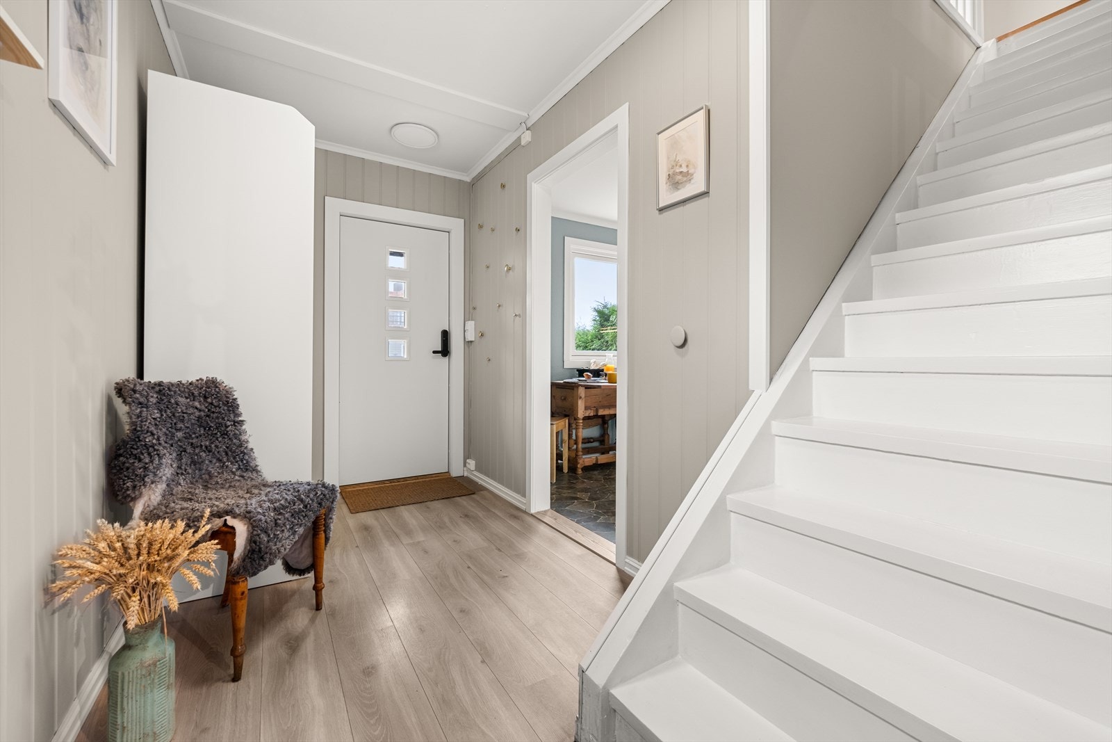 Hall med plass for å henge fra seg. Dør med kodelås for praktisk daglig bruk. Galleribilde