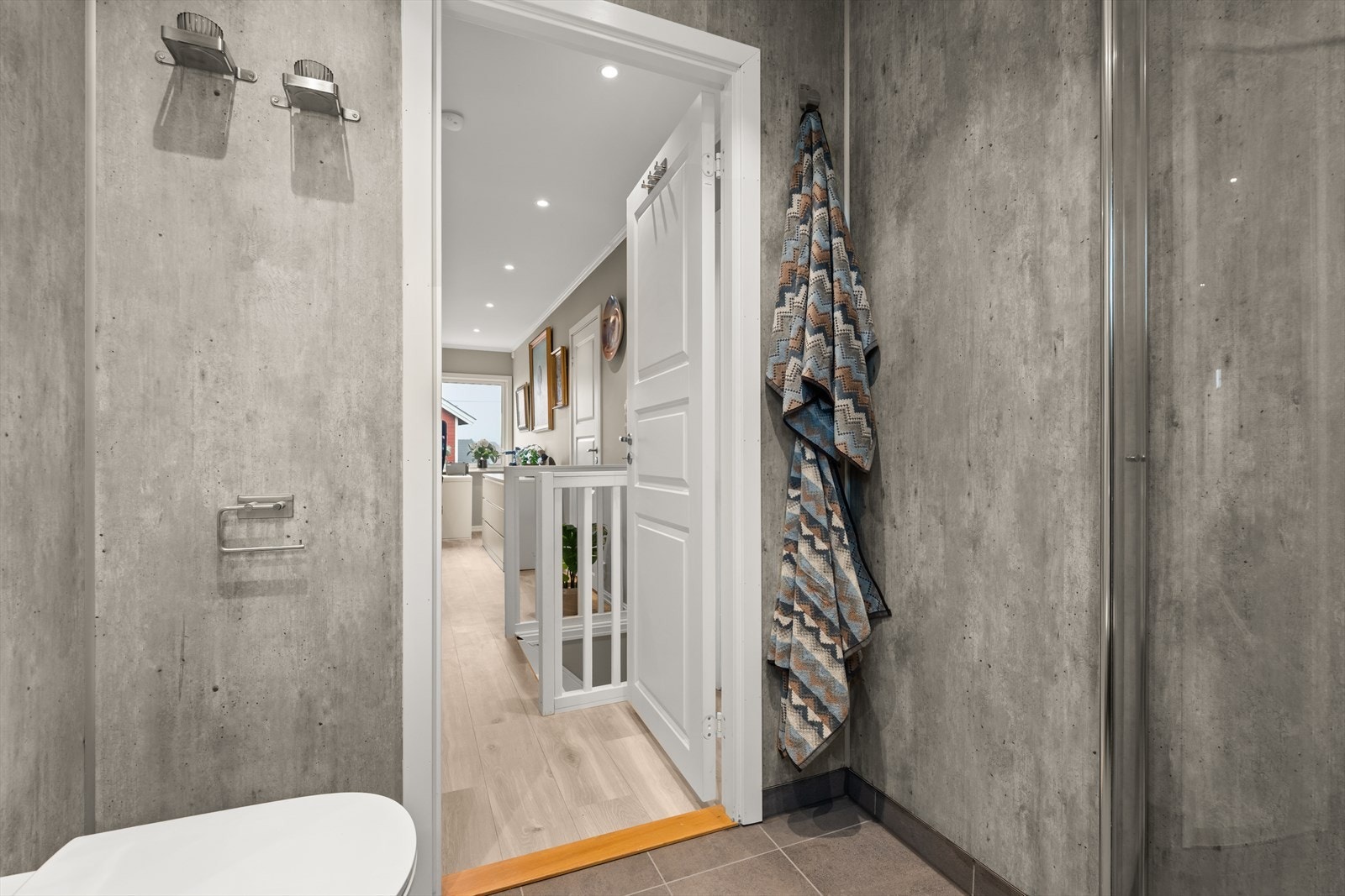 Adkomst til bad fra gang Galleribilde