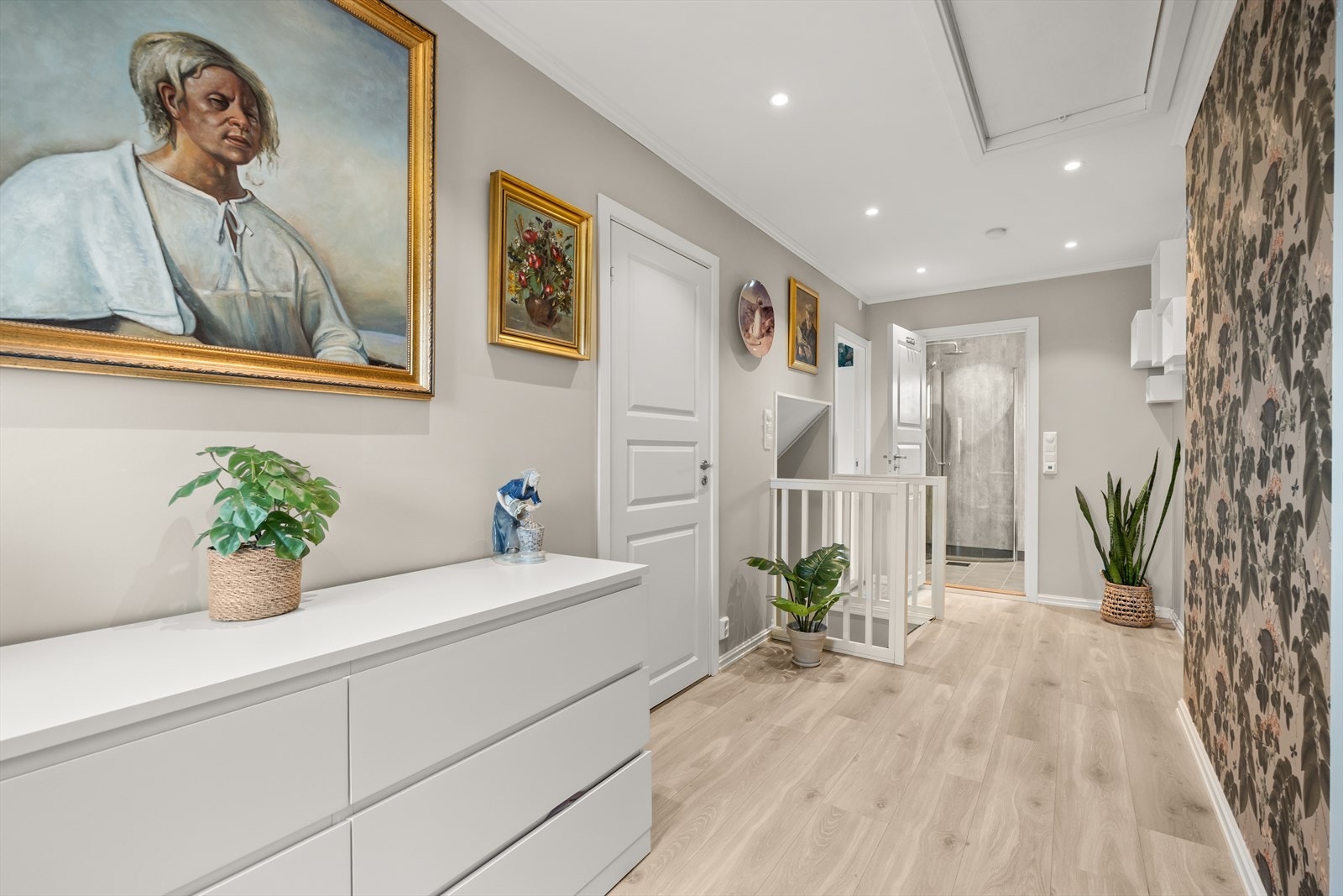 Adkomst til hyggelig gang med downlights i tak Galleribilde