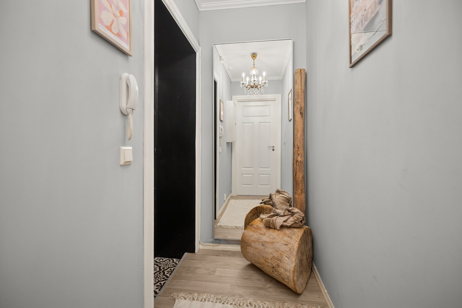 Lys og innbydende inngangsområde som gir et flott førsteinntrykk av leiligheten. Galleribilde