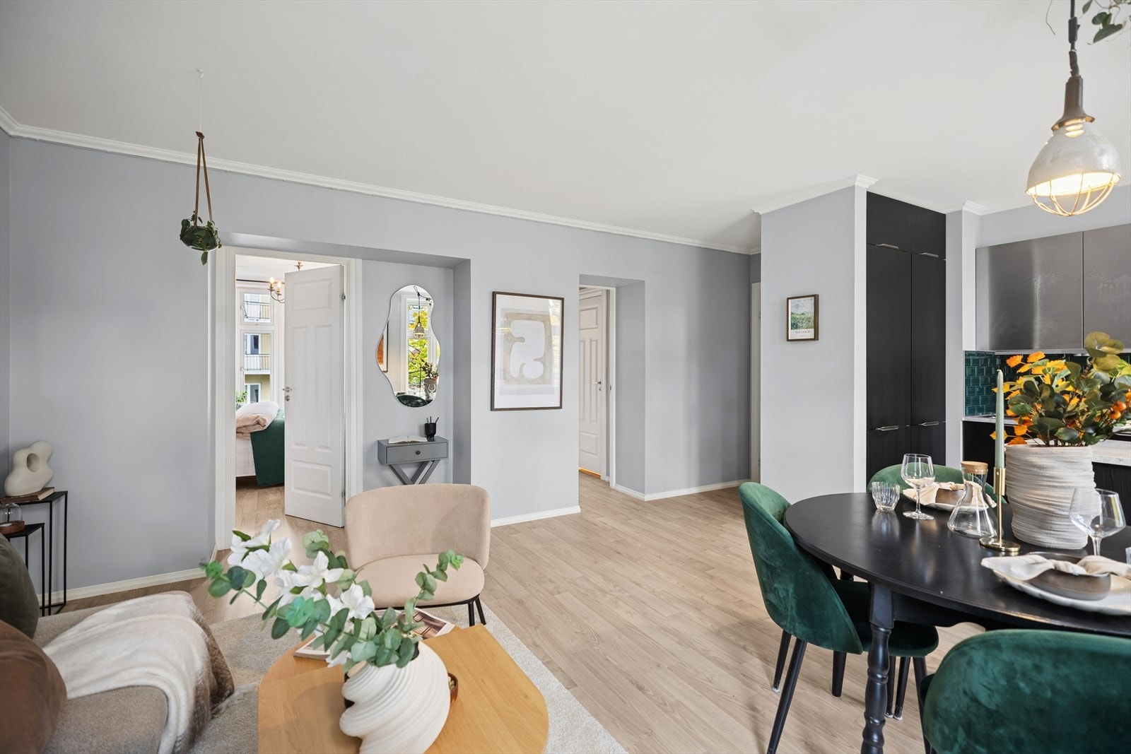 Fra stuen har du god oversikt mot soverommene - en praktisk og gjennomtenkt planløsning. Galleribilde